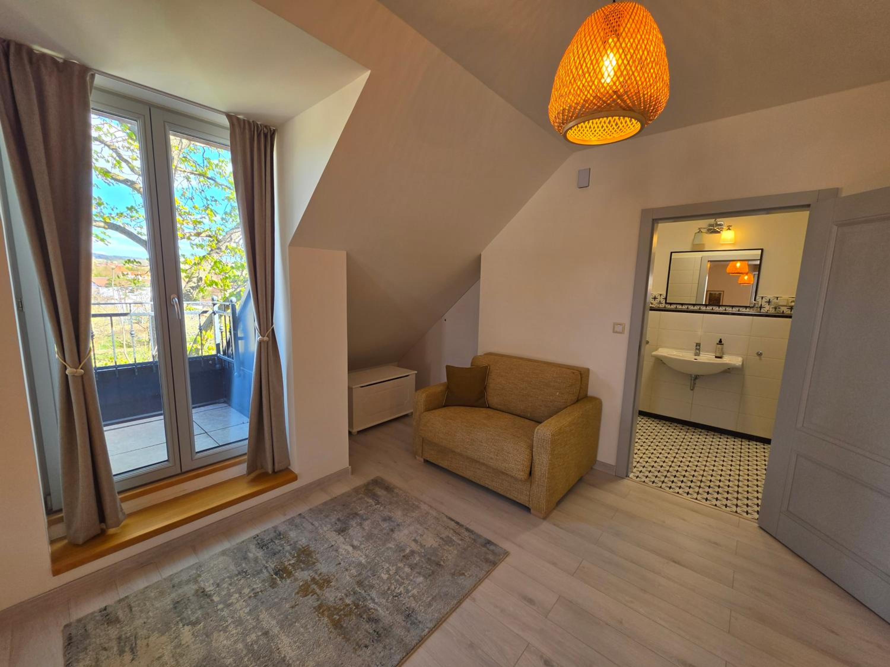 One-Bedroom Loft Apartment with Balcony photo 2