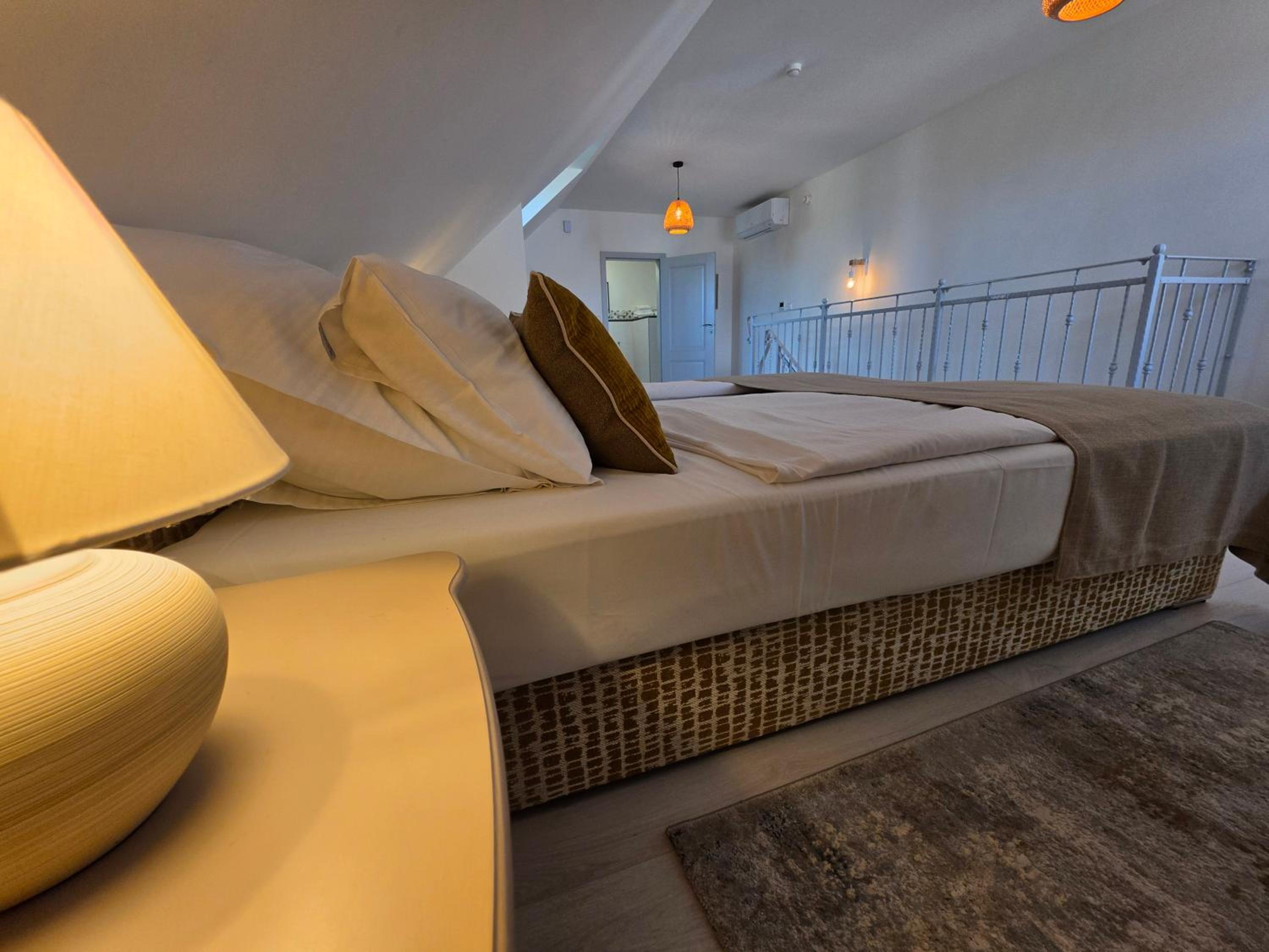 One-Bedroom Loft Apartment with Balcony photo 3