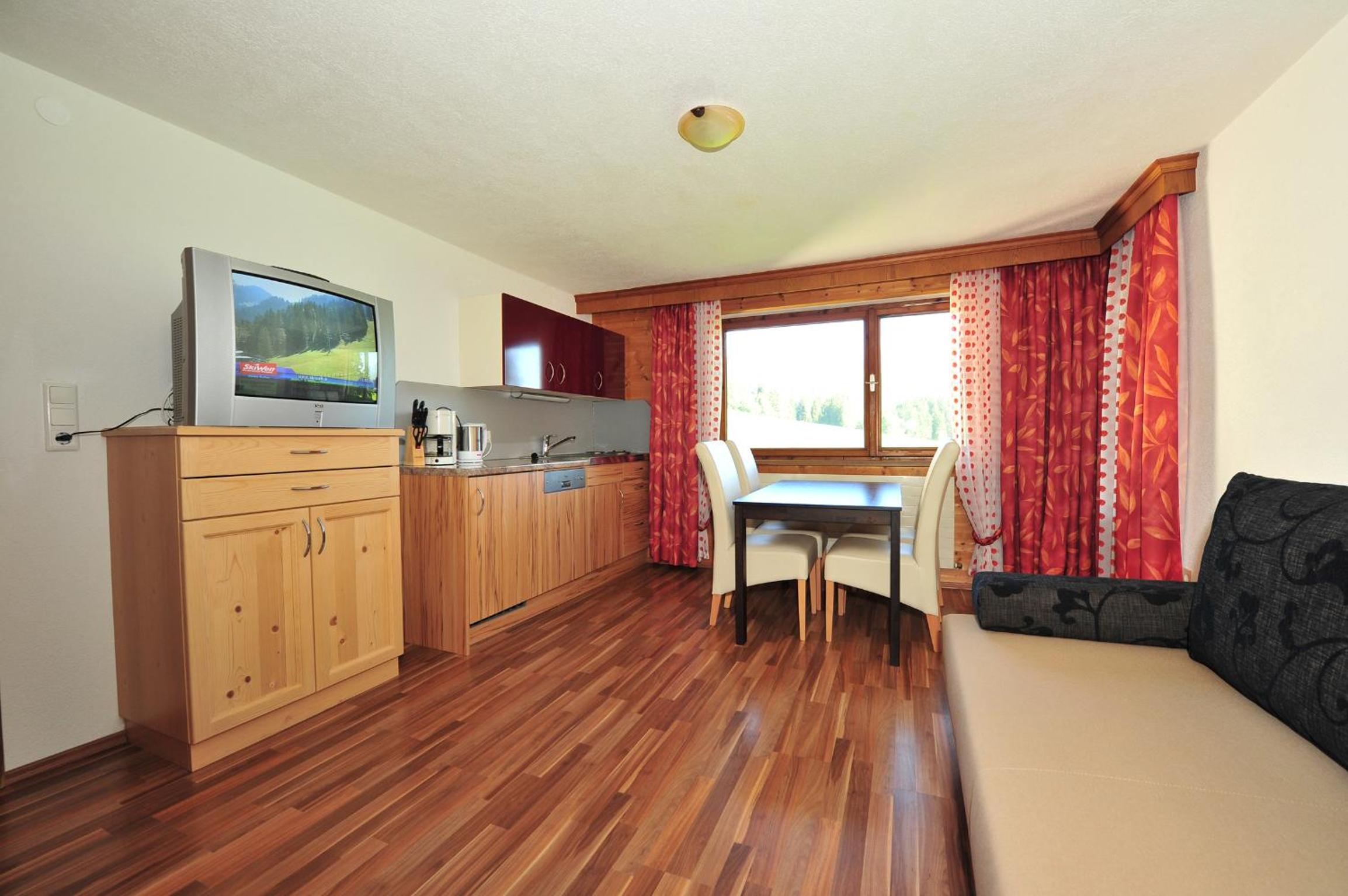 One-Bedroom Apartment - Annex - Photo 4