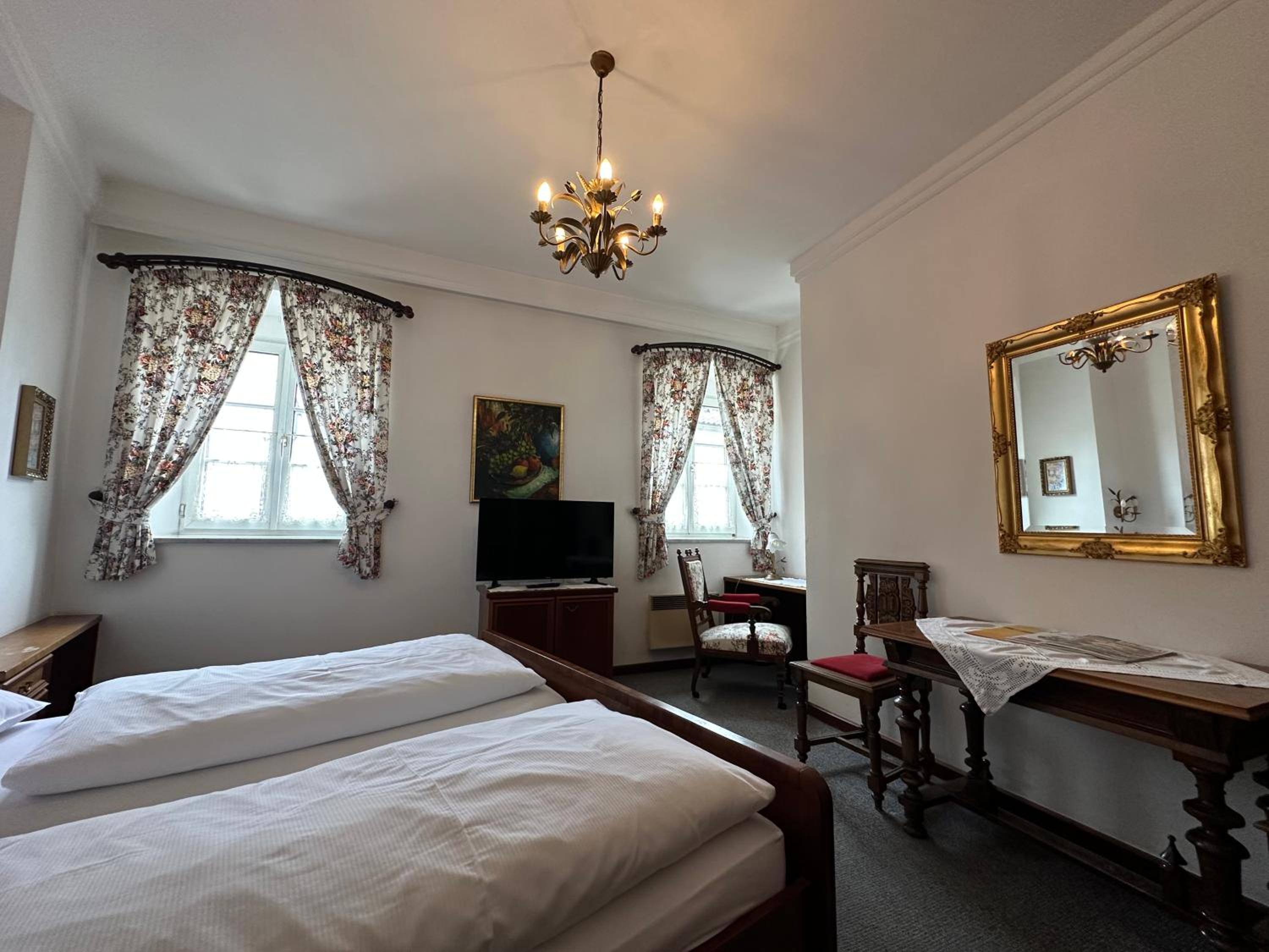 Double Room with Private Bathroom - Photo 2