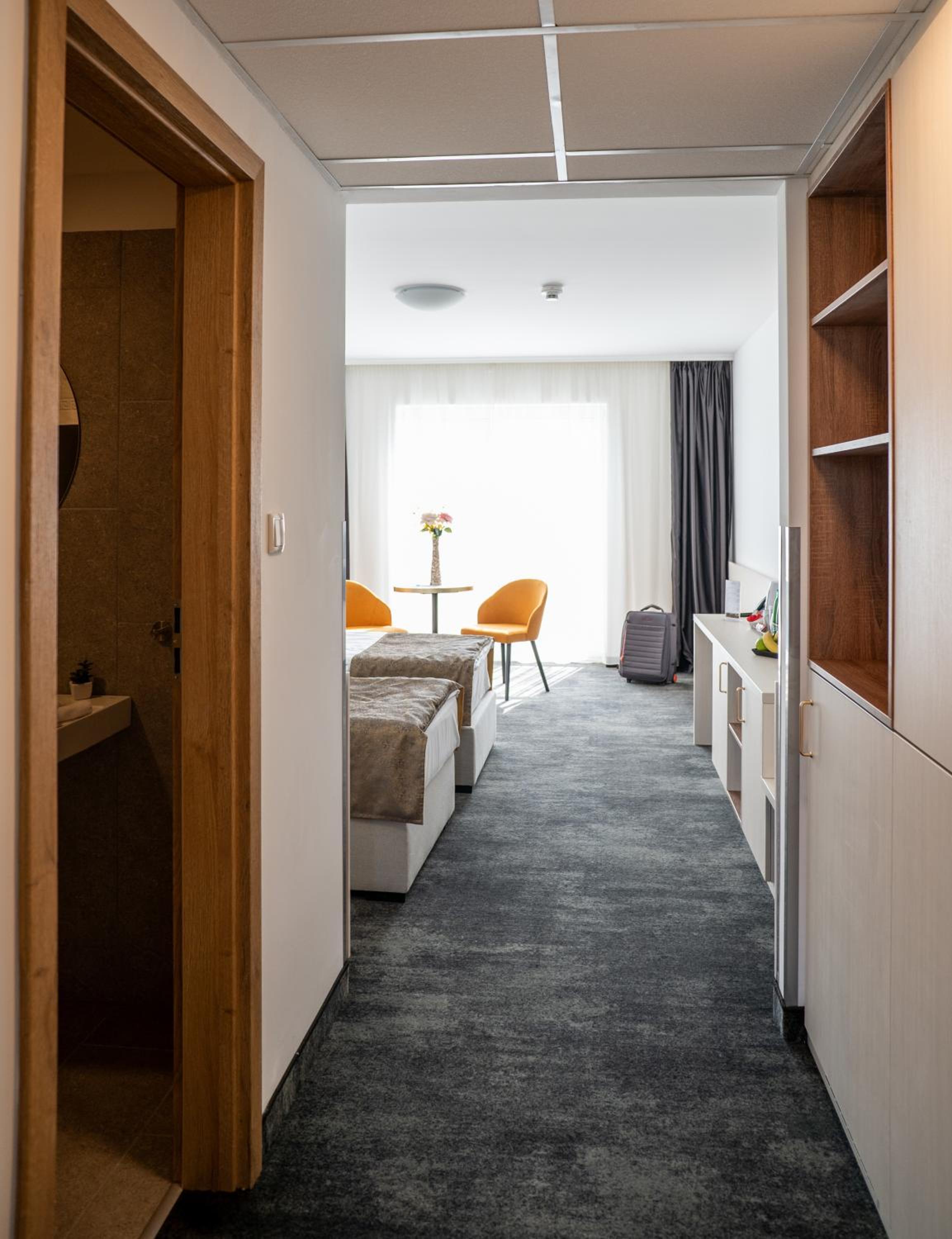 Deluxe Double Room - Onsite - Photo 8