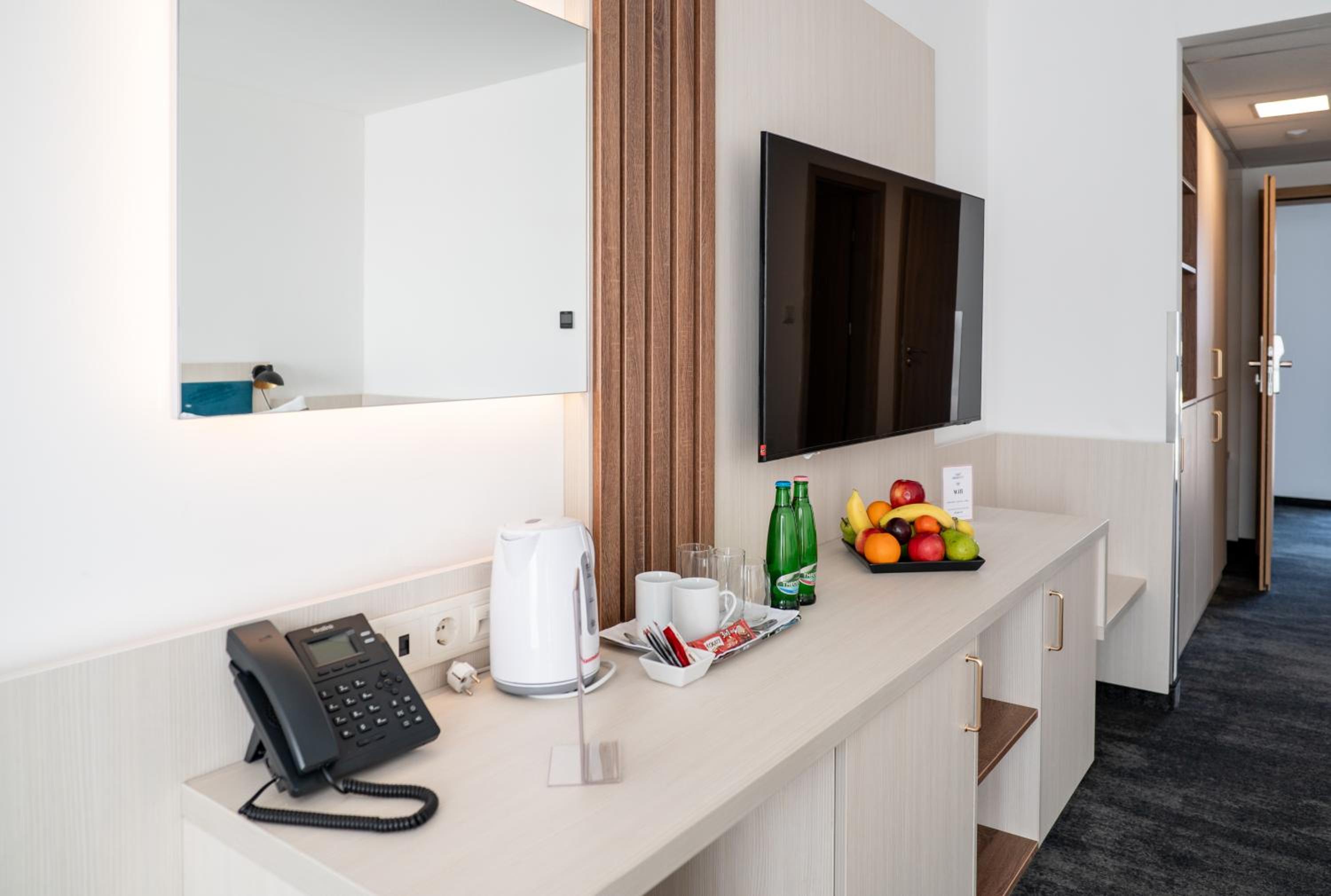 Deluxe Double Room - Onsite - Photo 10