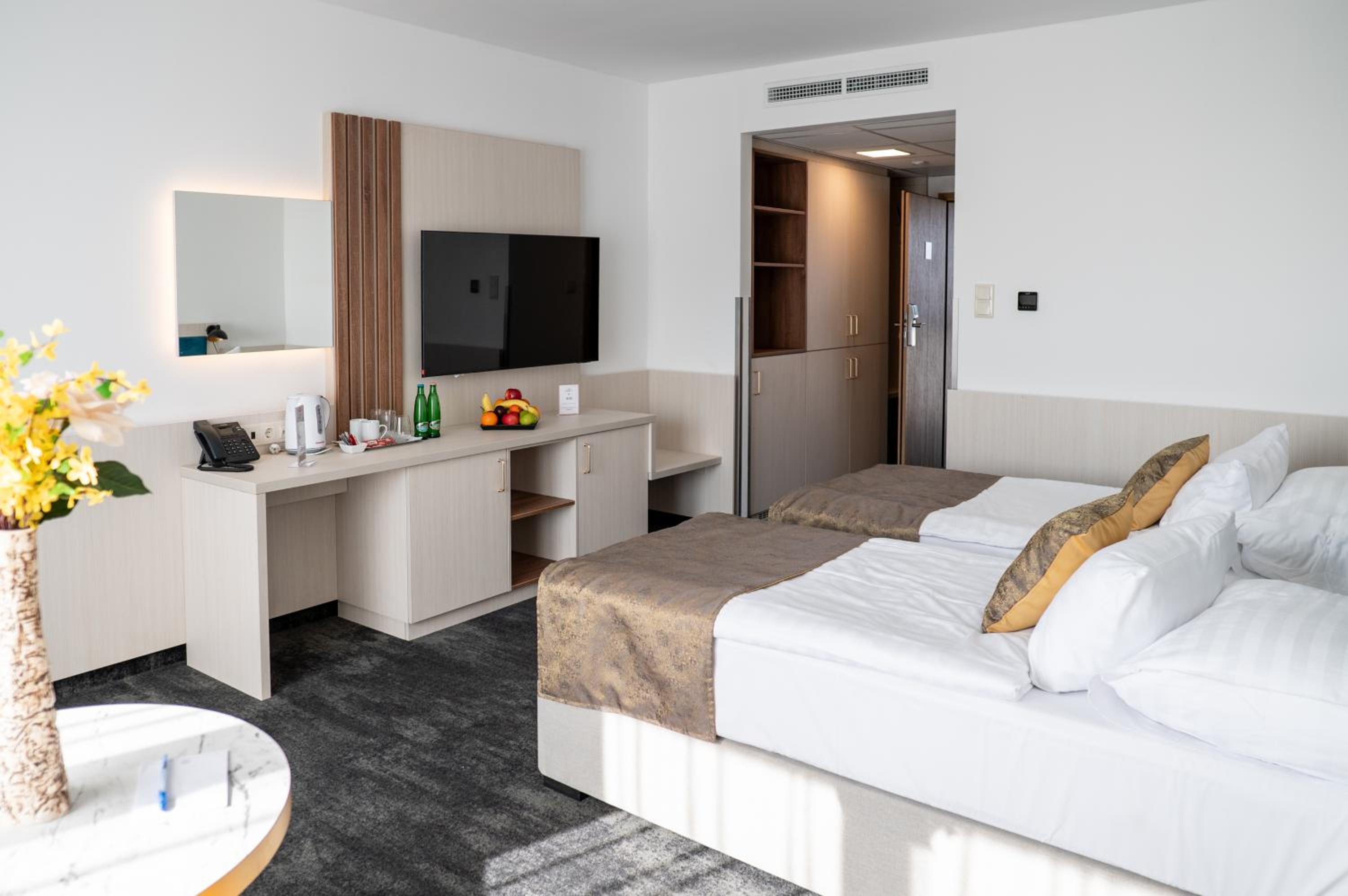 Deluxe Double Room - Onsite - Photo 11