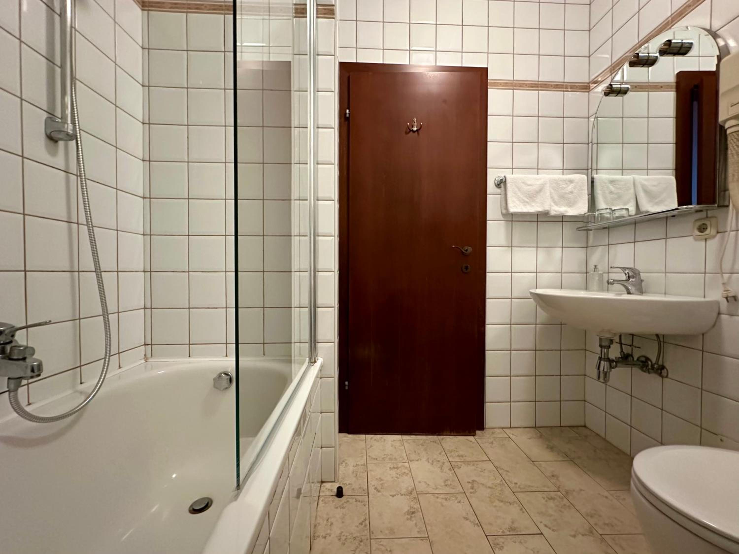 Double Room with Private Bathroom - Photo 3