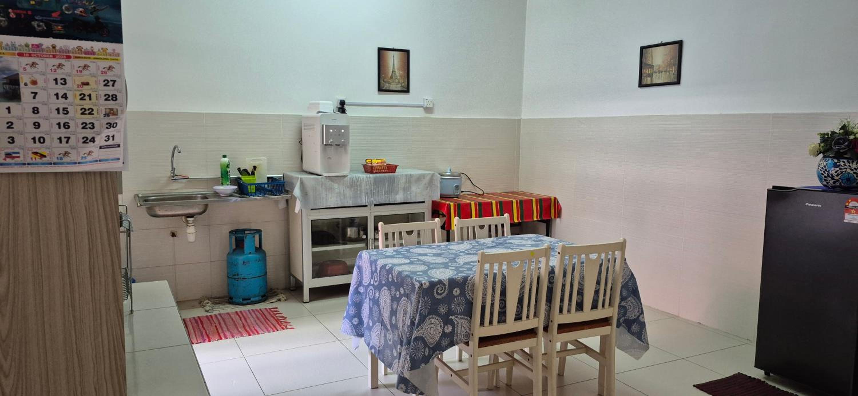 Three-Bedroom House photo 2