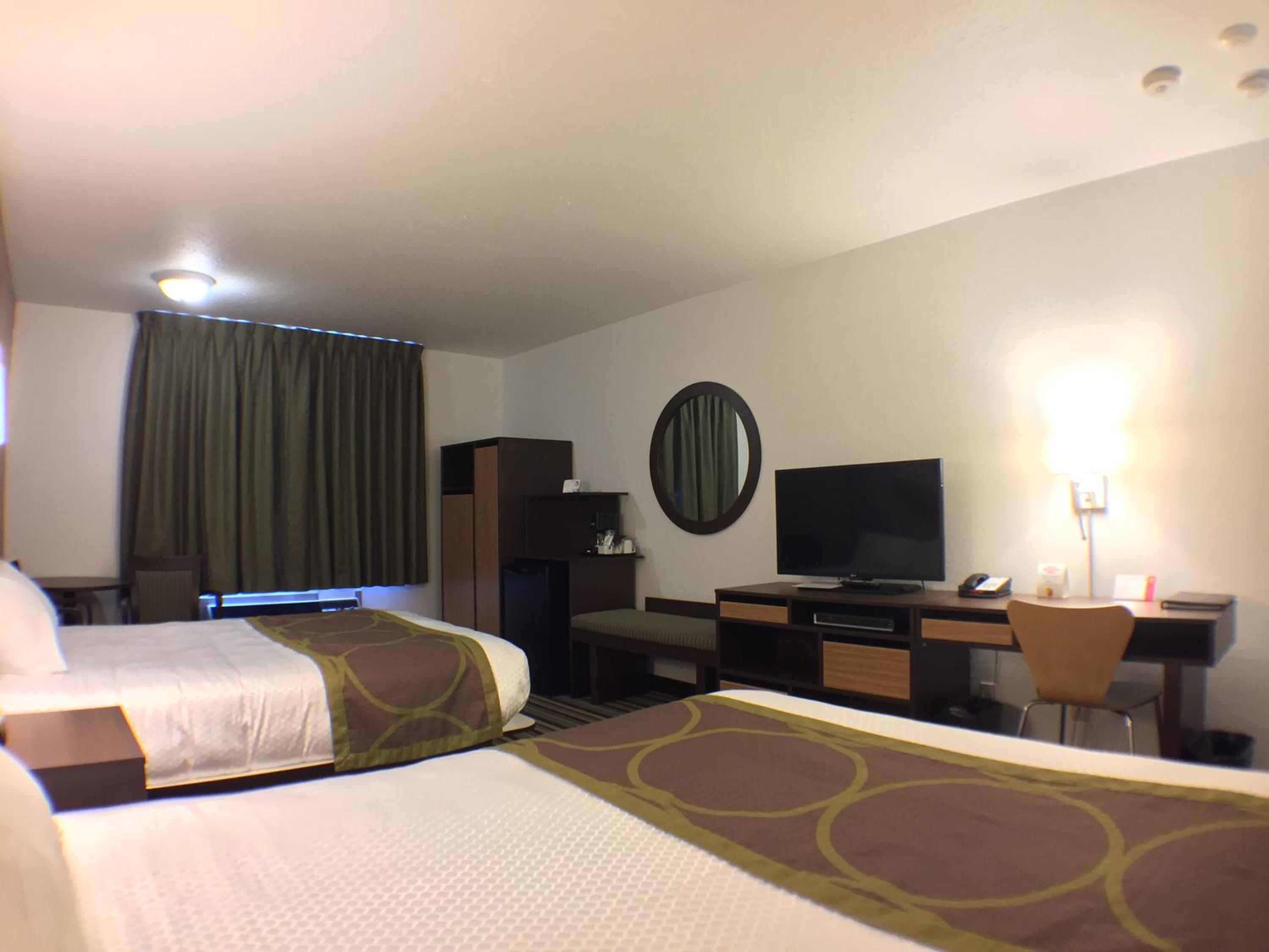 Queen Room with Two Queen Beds - Non-Smoking - Photo 2