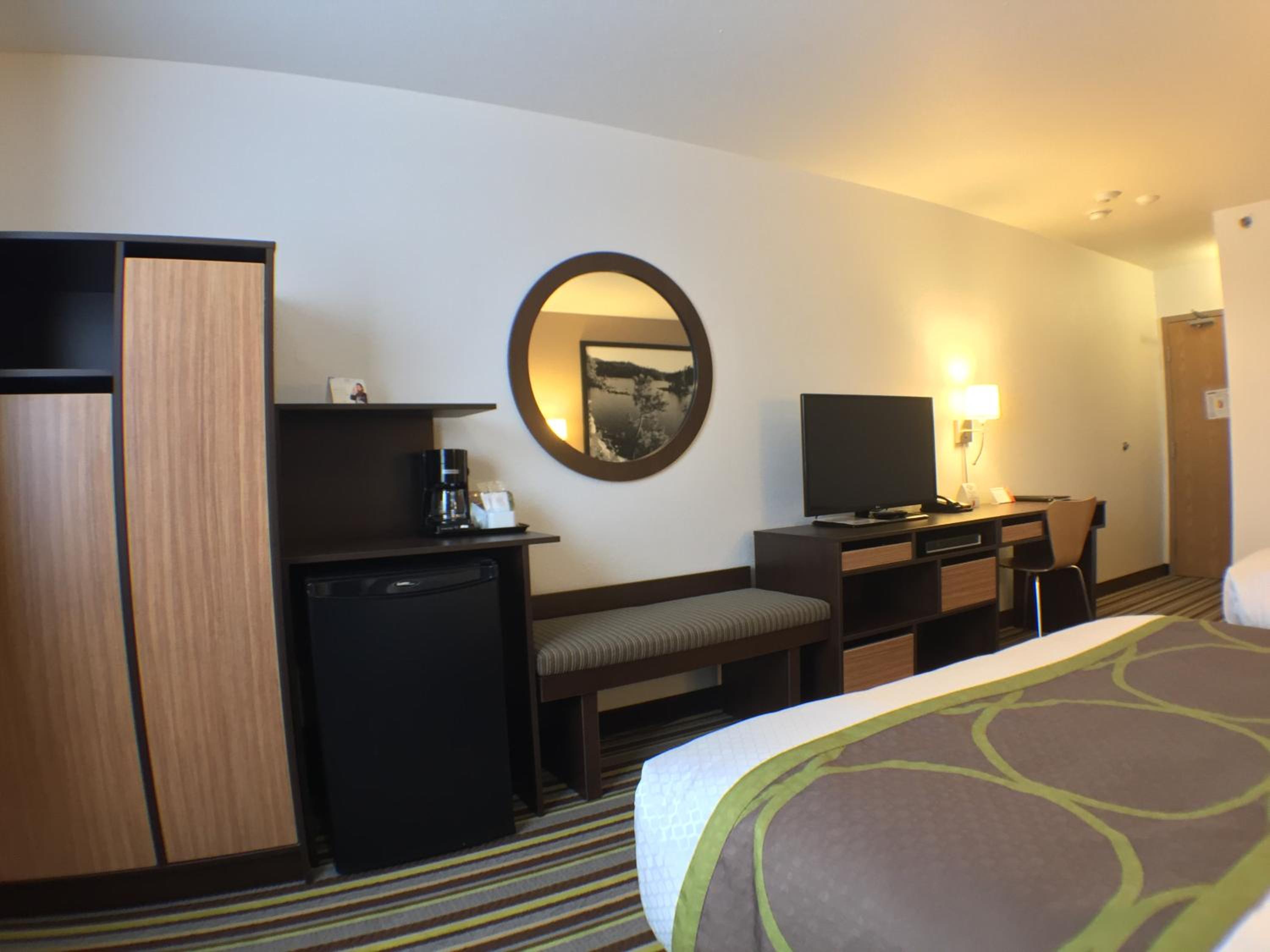 Queen Room with Two Queen Beds - Non-Smoking - Photo 3