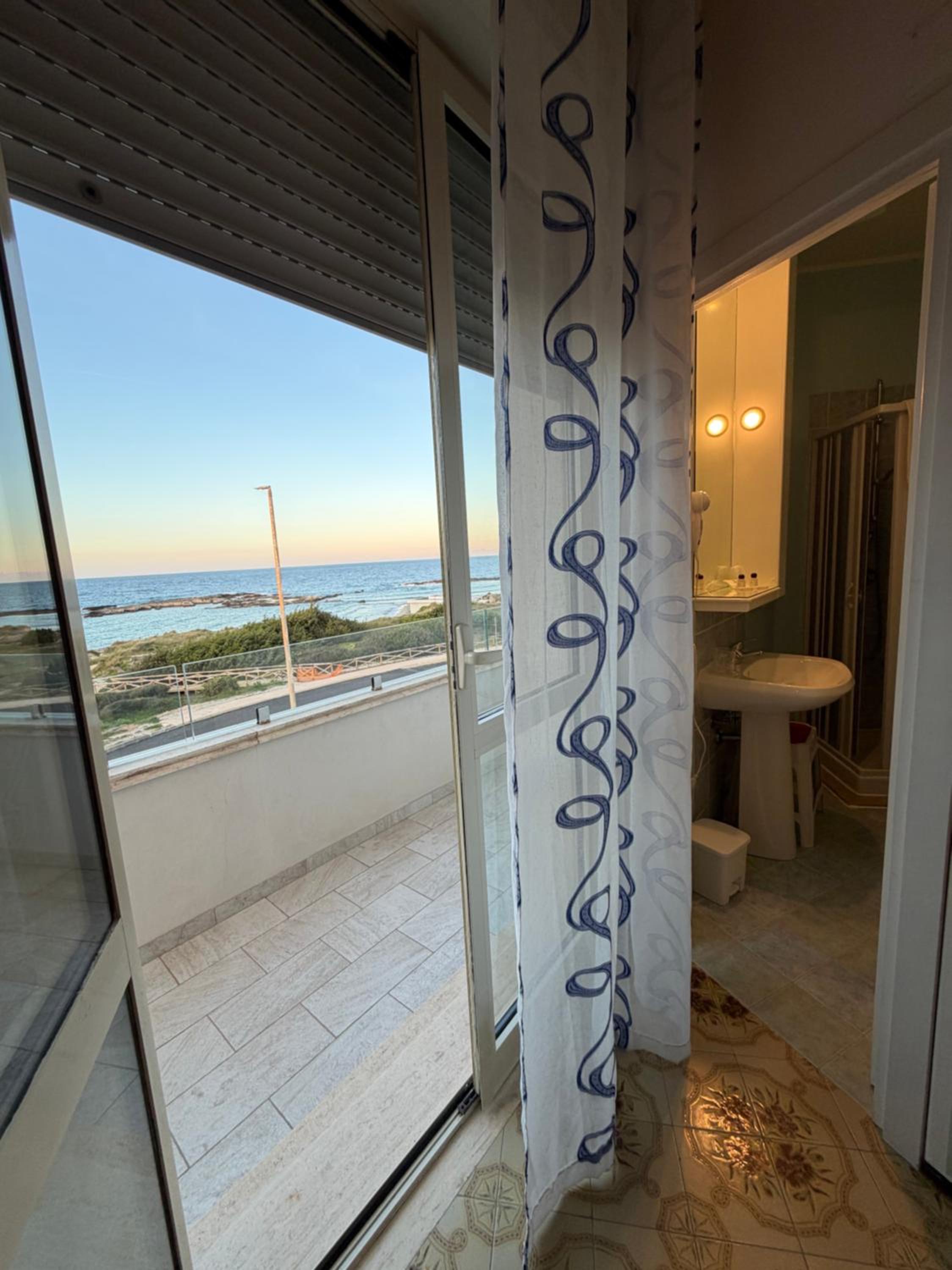 Deluxe Triple Room with Sea View - Photo 4