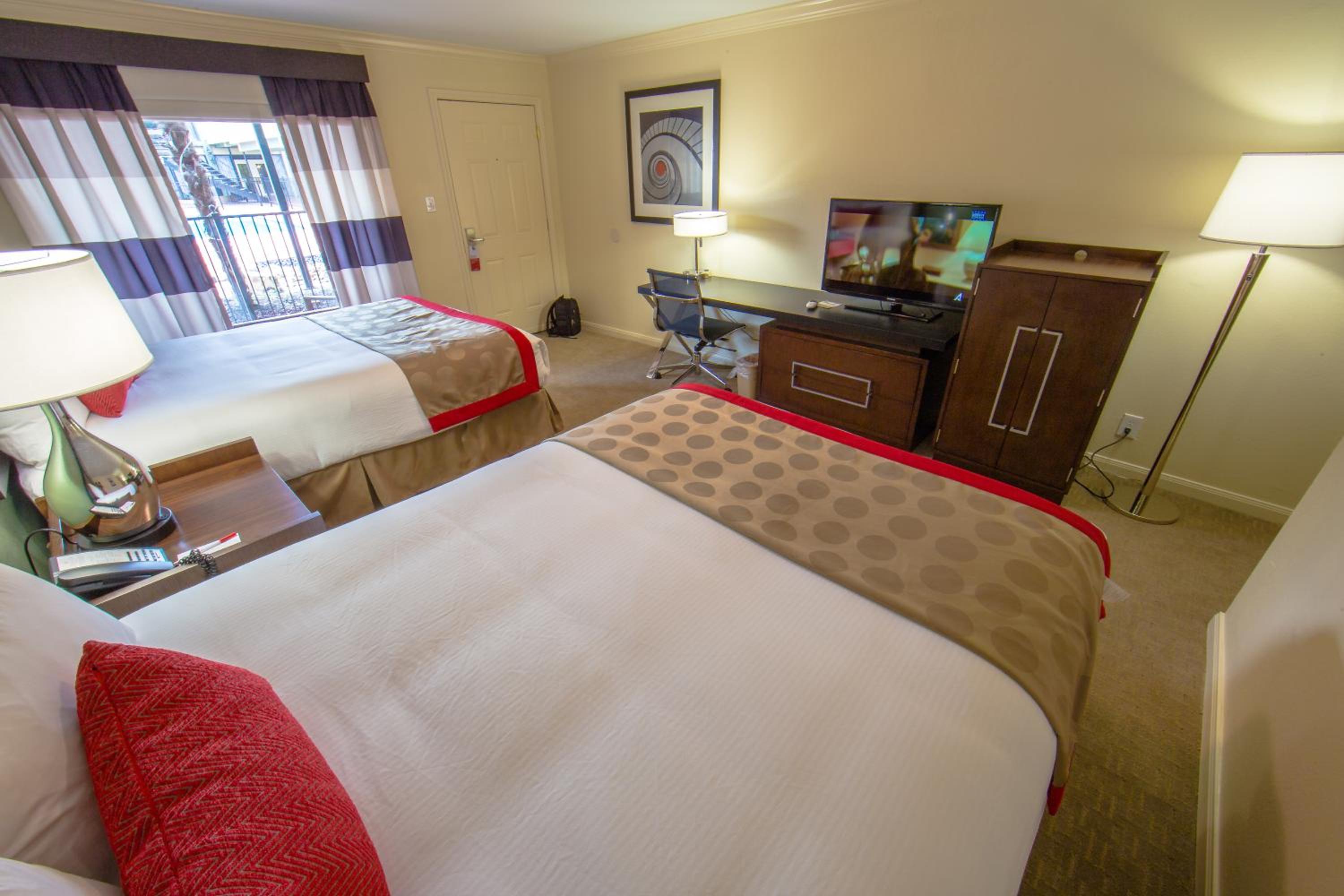 Queen Room - Two Queen Beds Pool View Non Smoking - Photo 2
