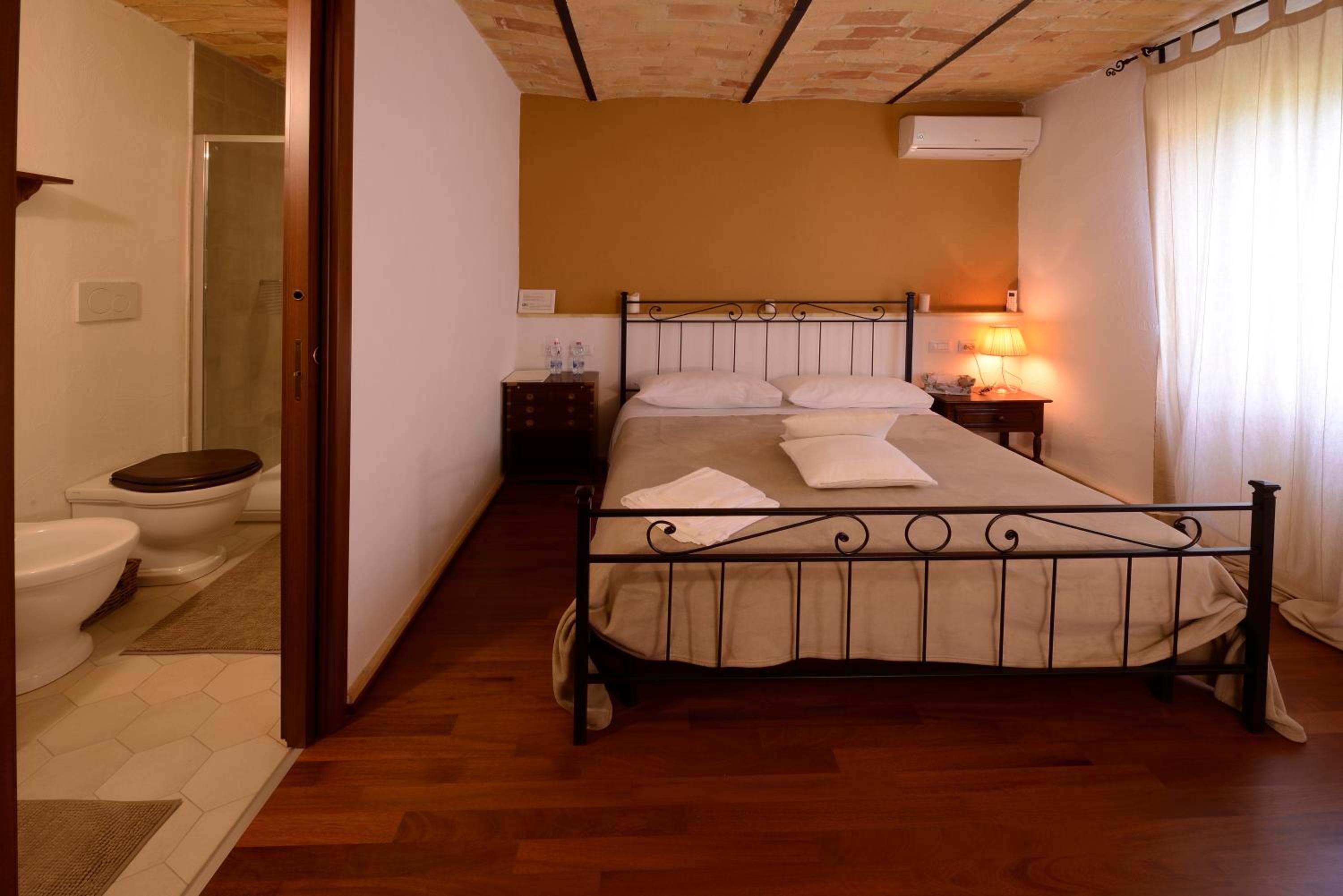 Two-Bedroom Deluxe Apartment with Garden View photo 2