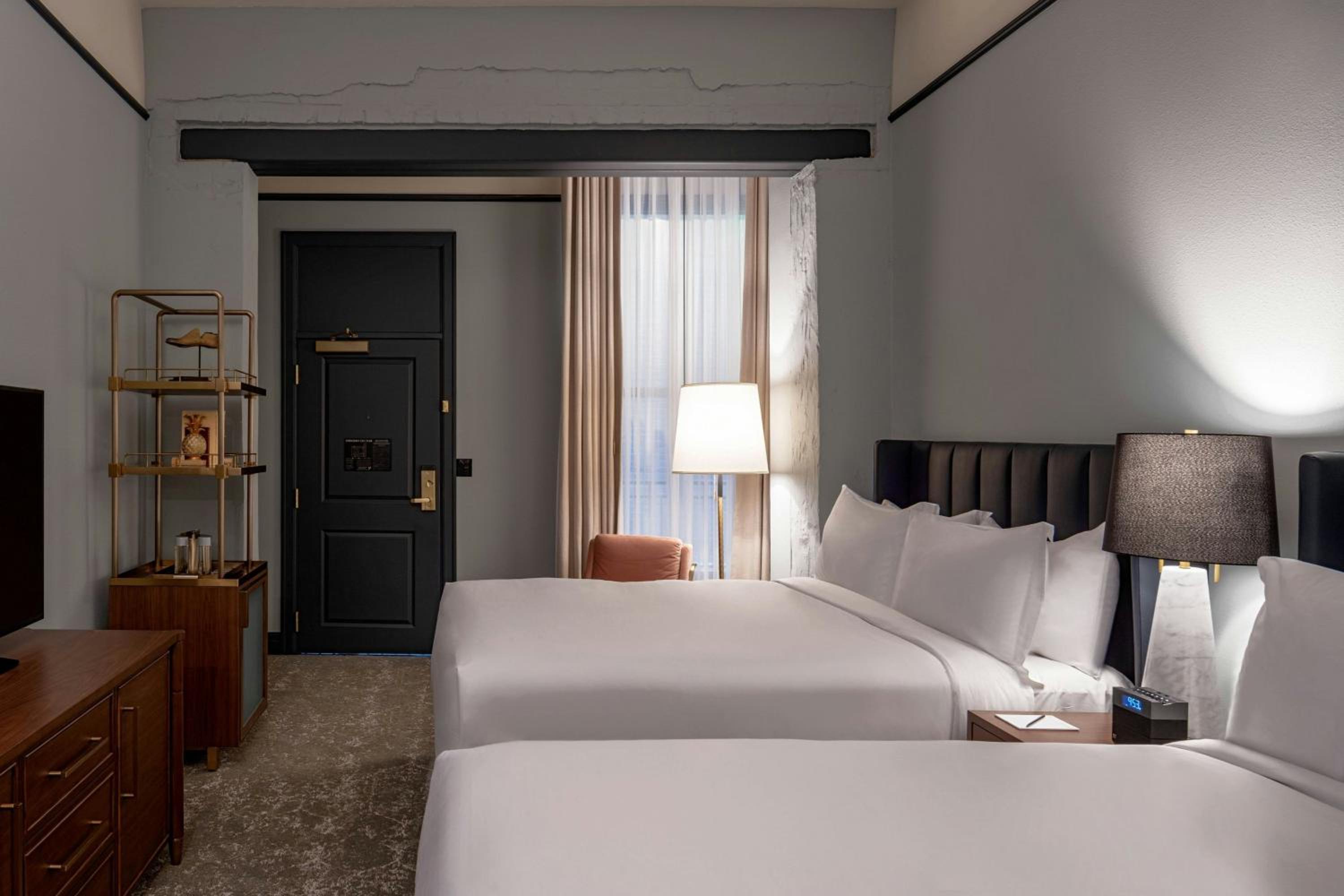 Two Queen Beds Interior - Photo 3