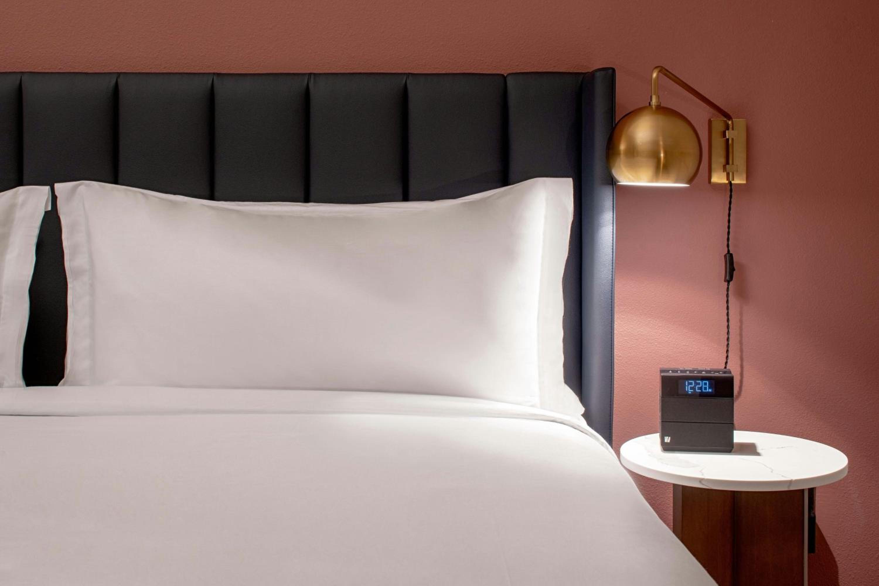 One King Bed Interior - Photo 3