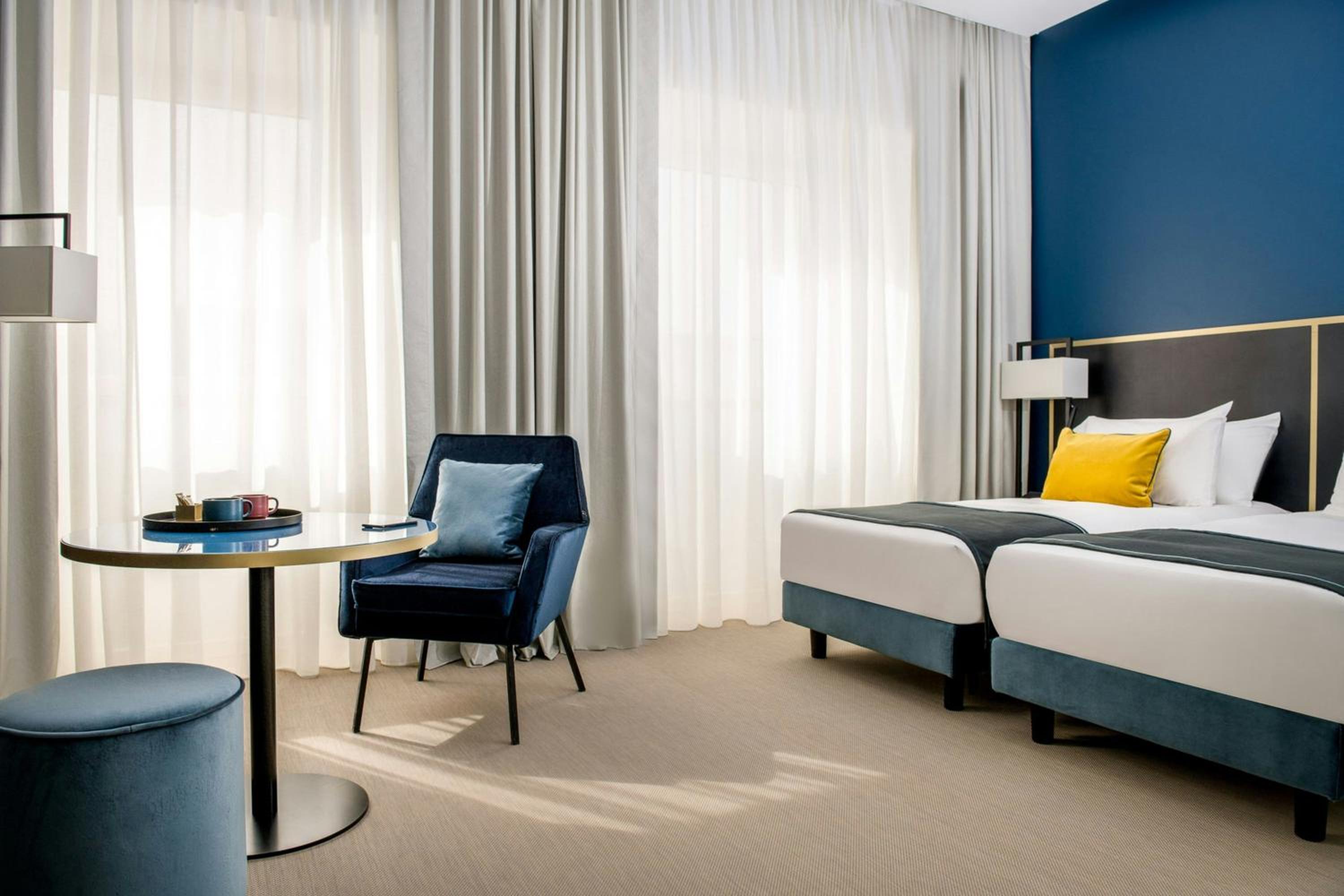 Deluxe King Room - Photo 2
