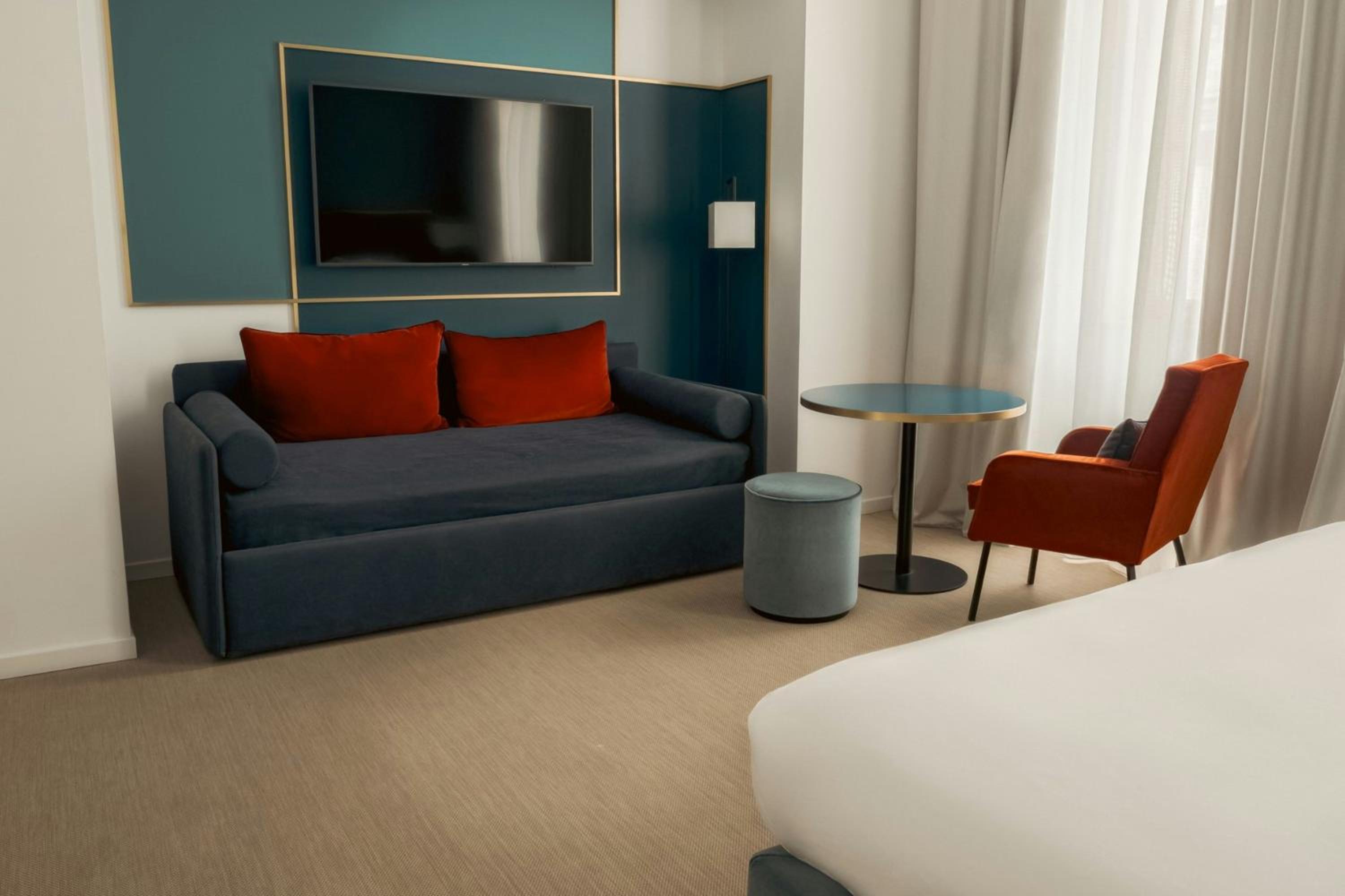 Junior King Suite with Sofa Bed - Photo 2