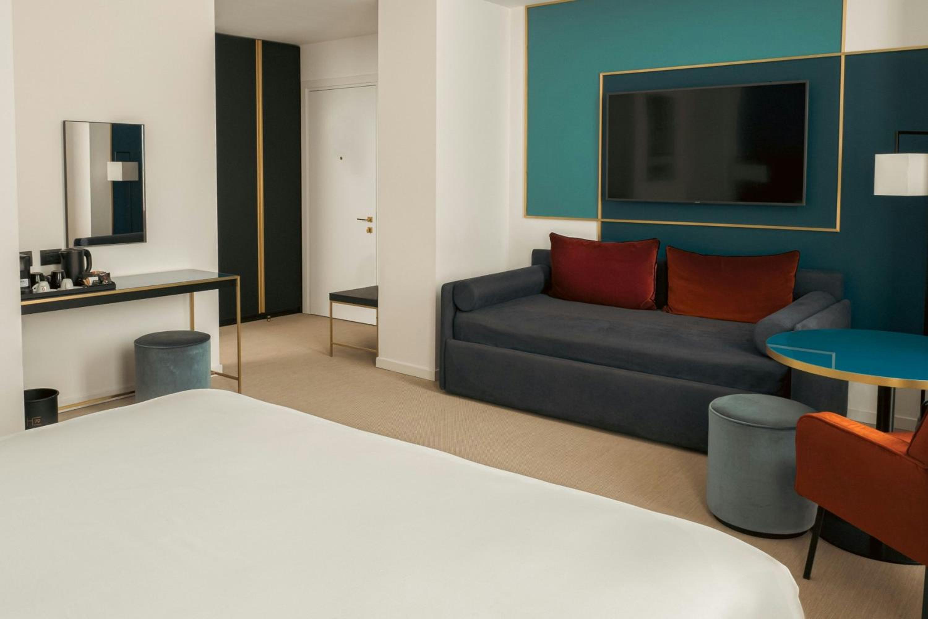 Junior King Suite with Sofa Bed - Photo 3