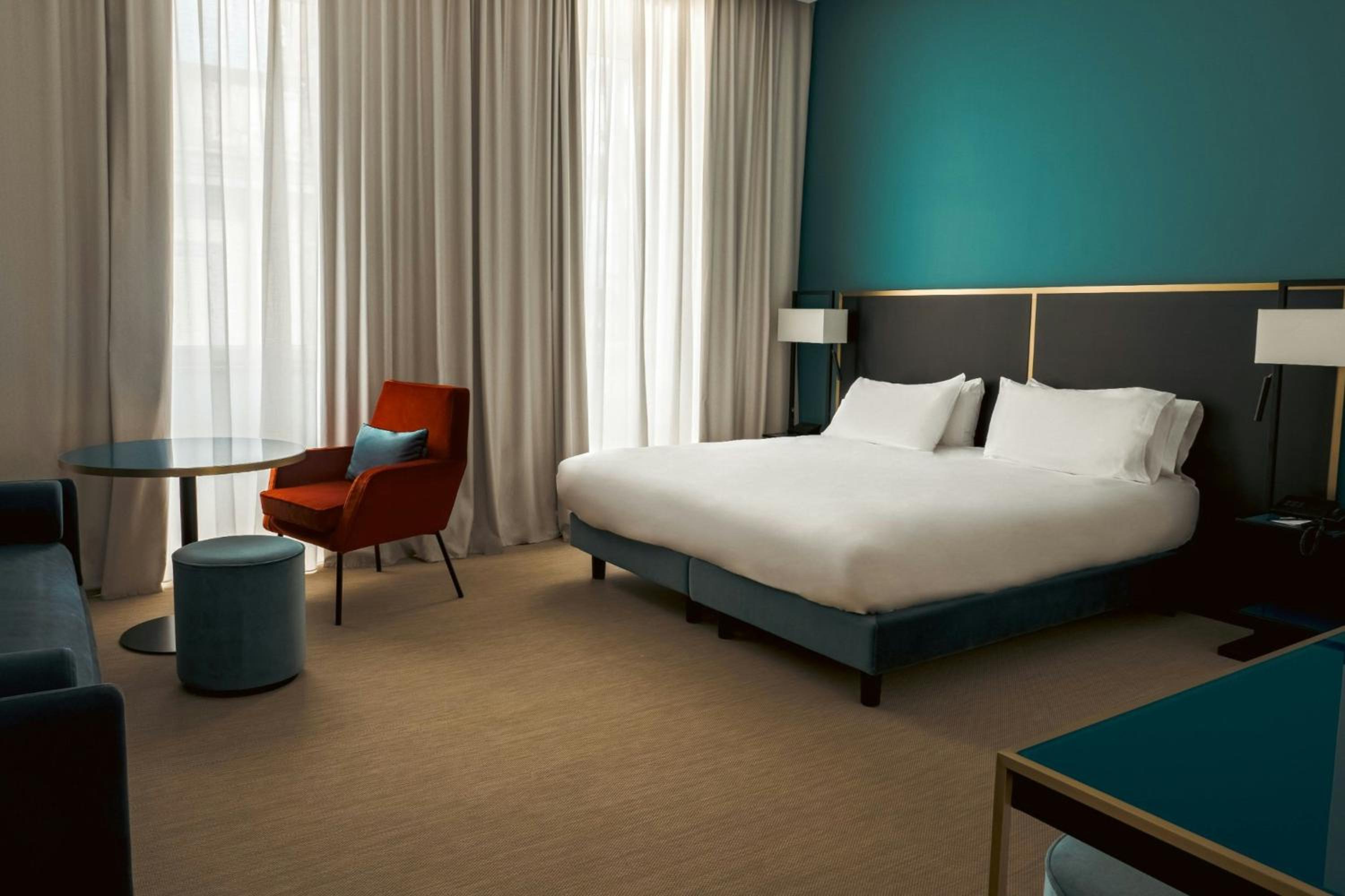 Junior King Suite with Sofa Bed - Photo 4