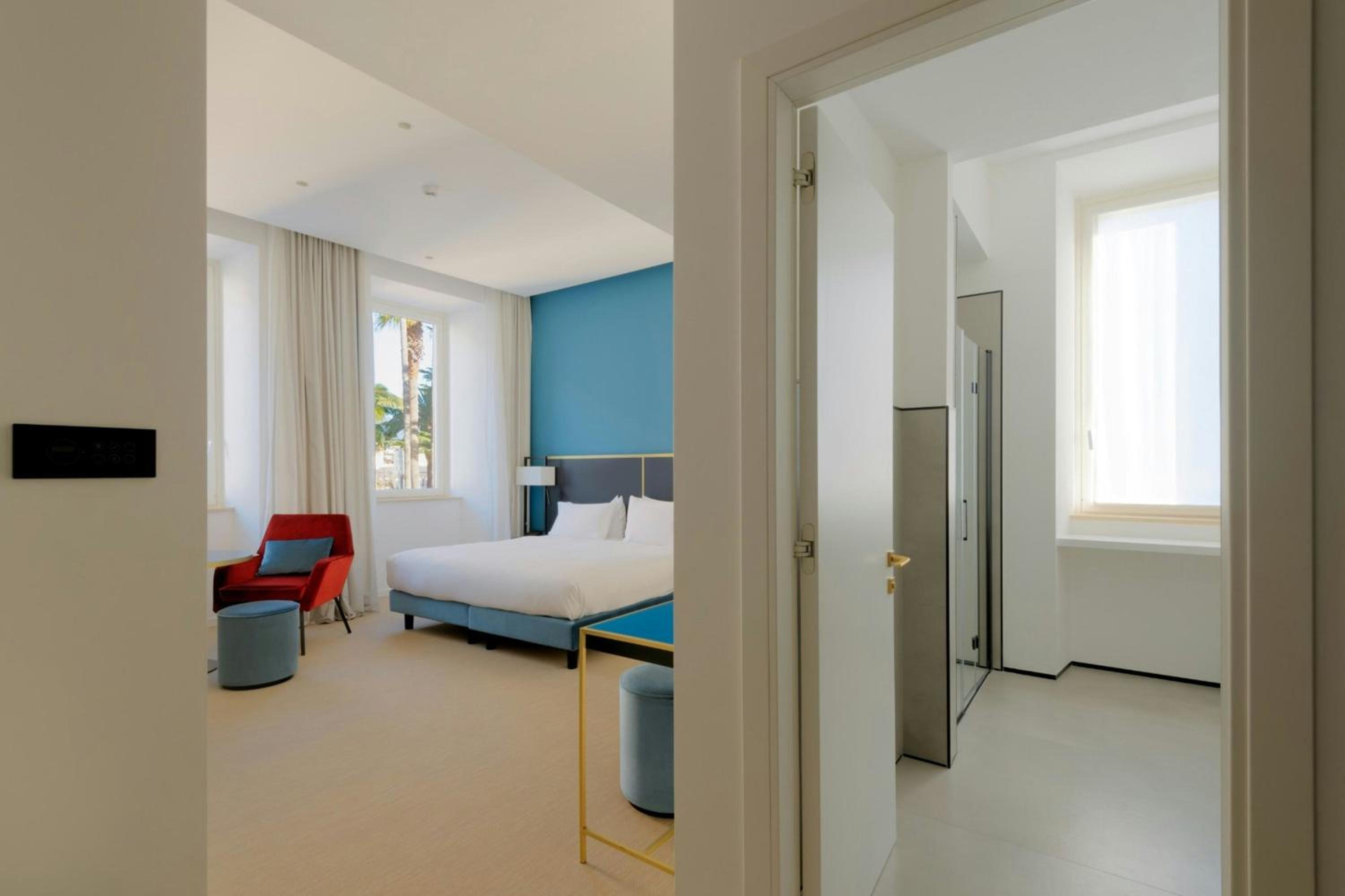 Junior King Suite with Sofa Bed - Photo 5