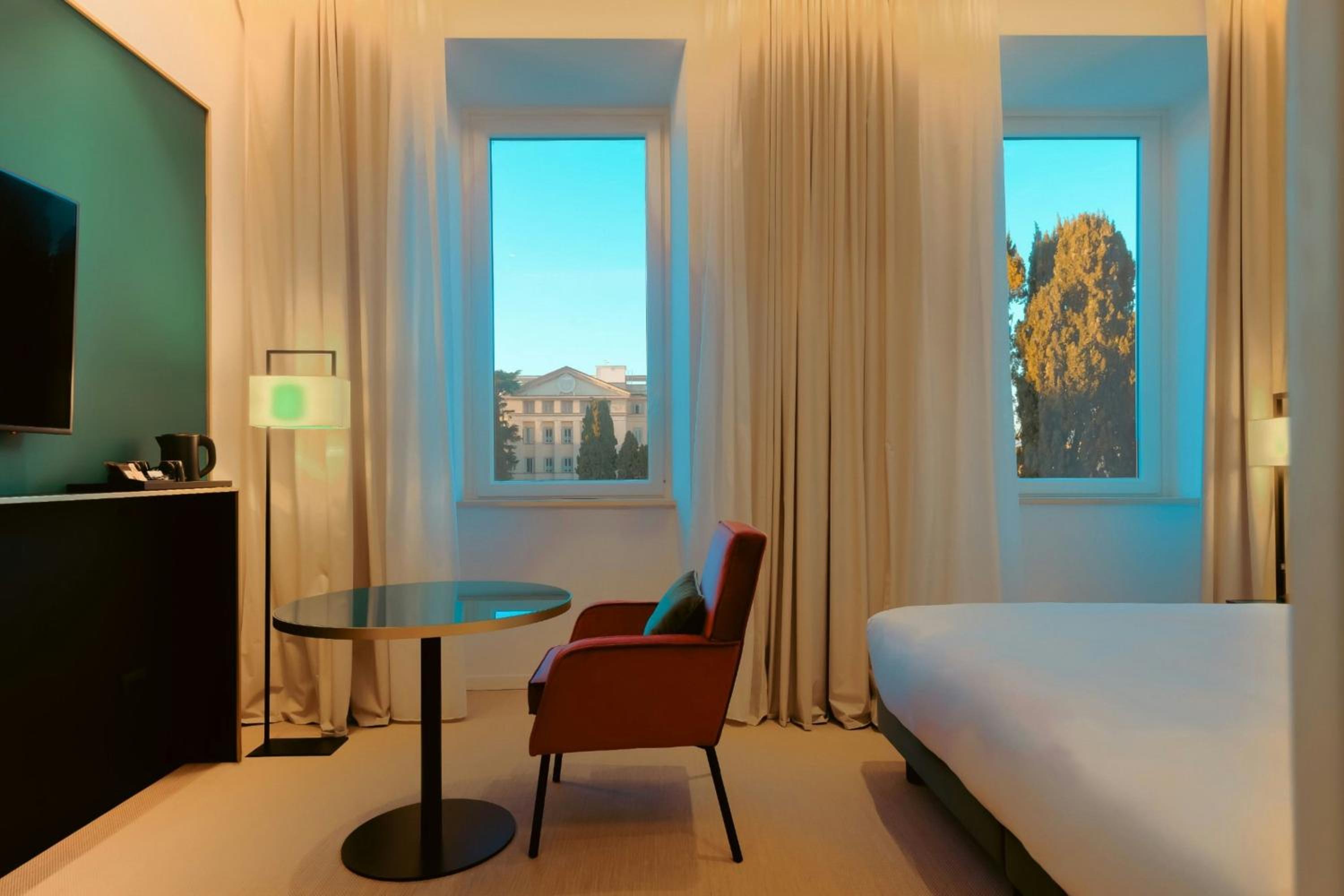 Deluxe King Room - Photo 4
