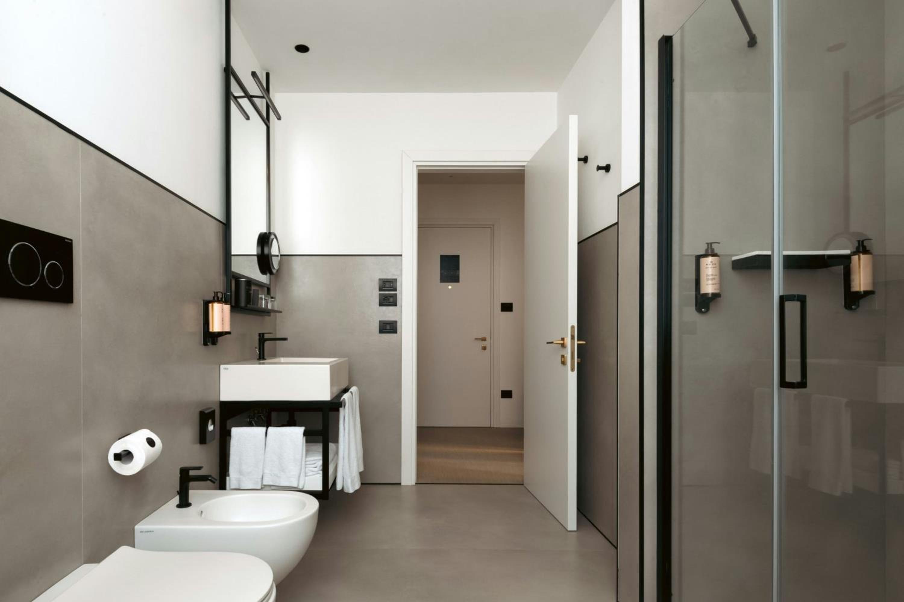 Deluxe King Room - Photo 5