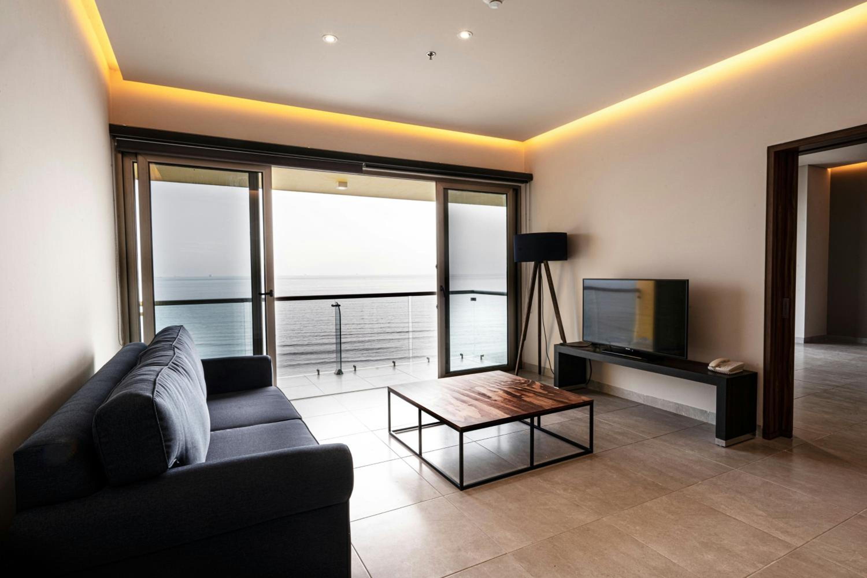 King Suite with Sofa Bed and Ocean View photo 3