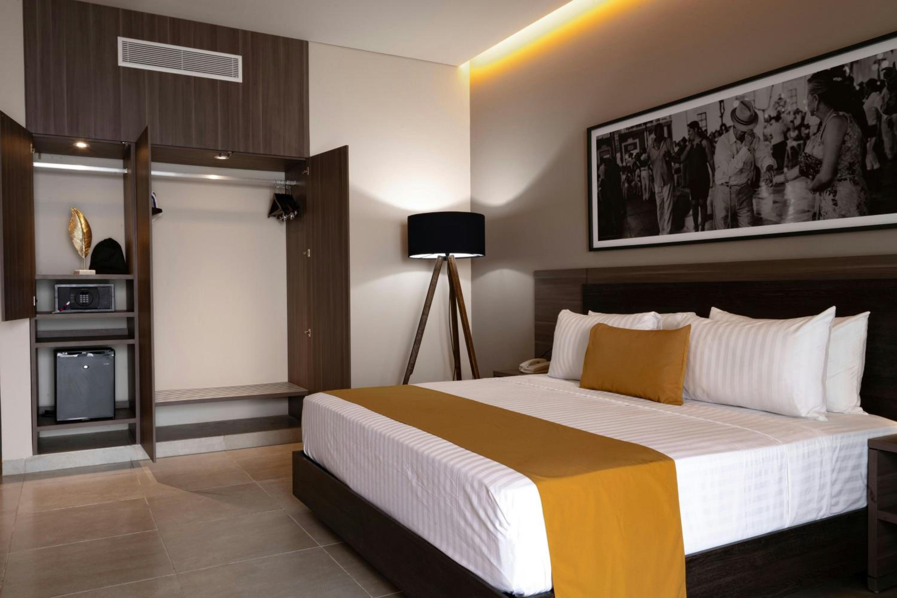 Standard King Room with Ocean View photo 2