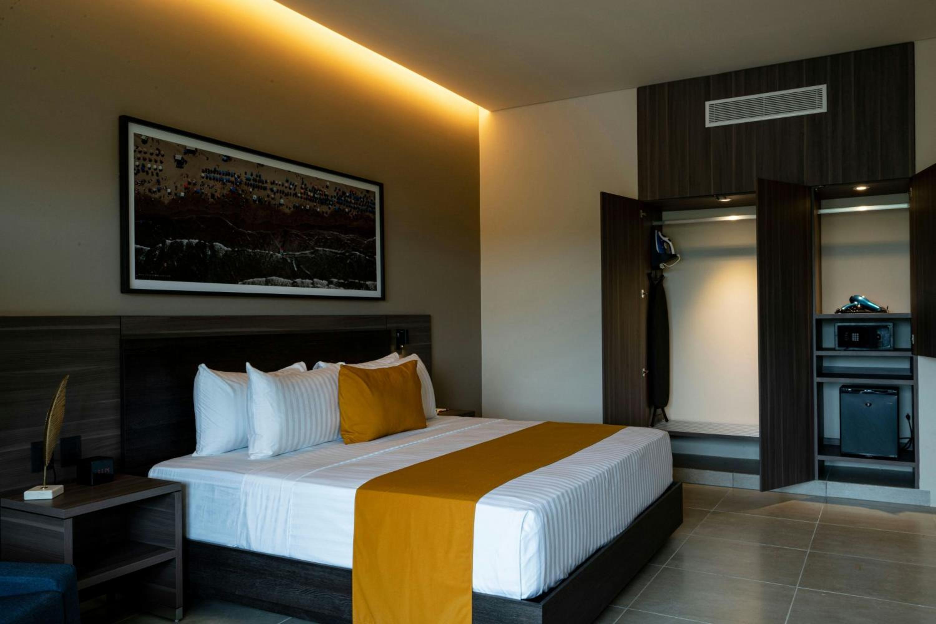 Standard King Room with Ocean View photo 3