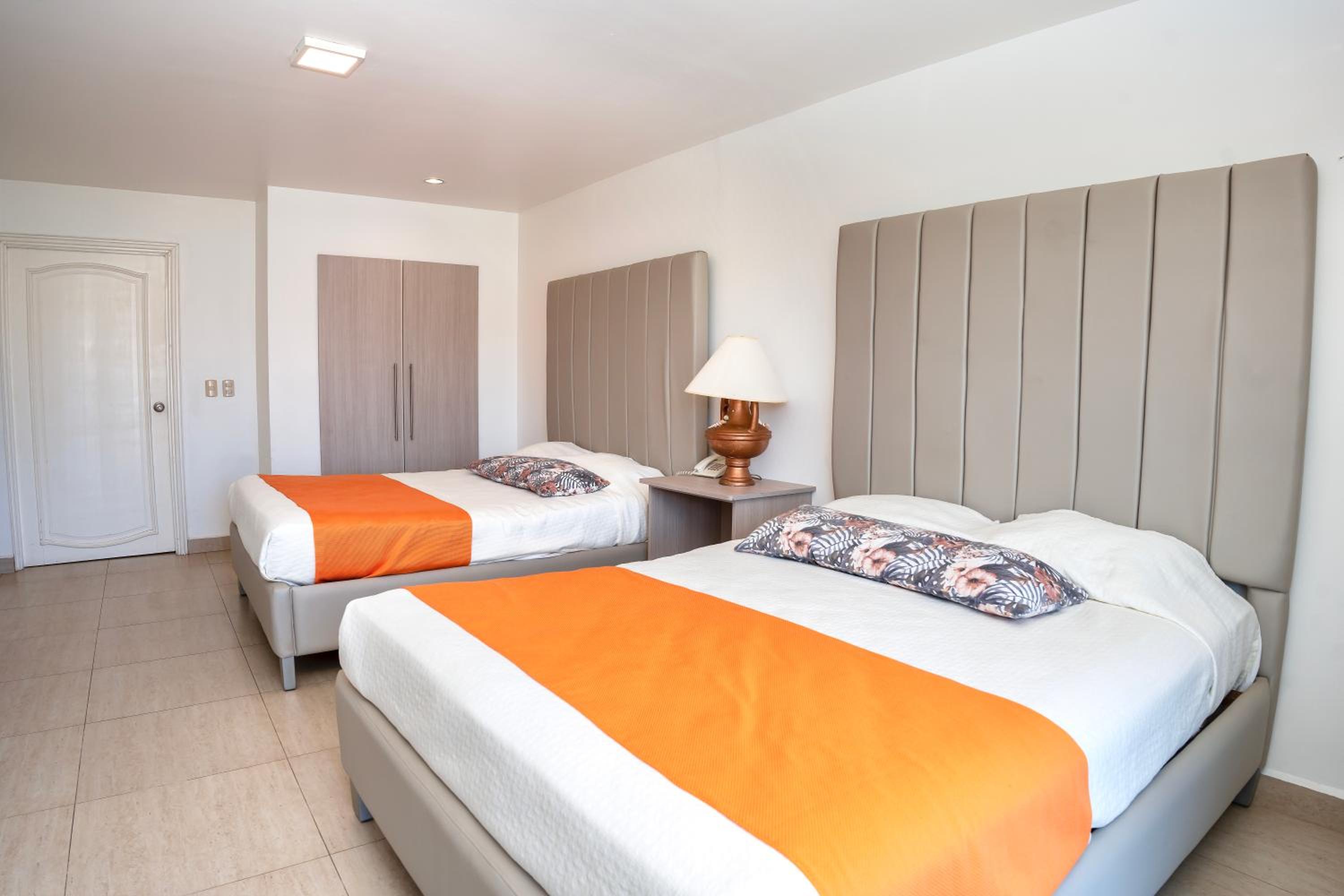 Queen Room with Two Queen Beds photo 2