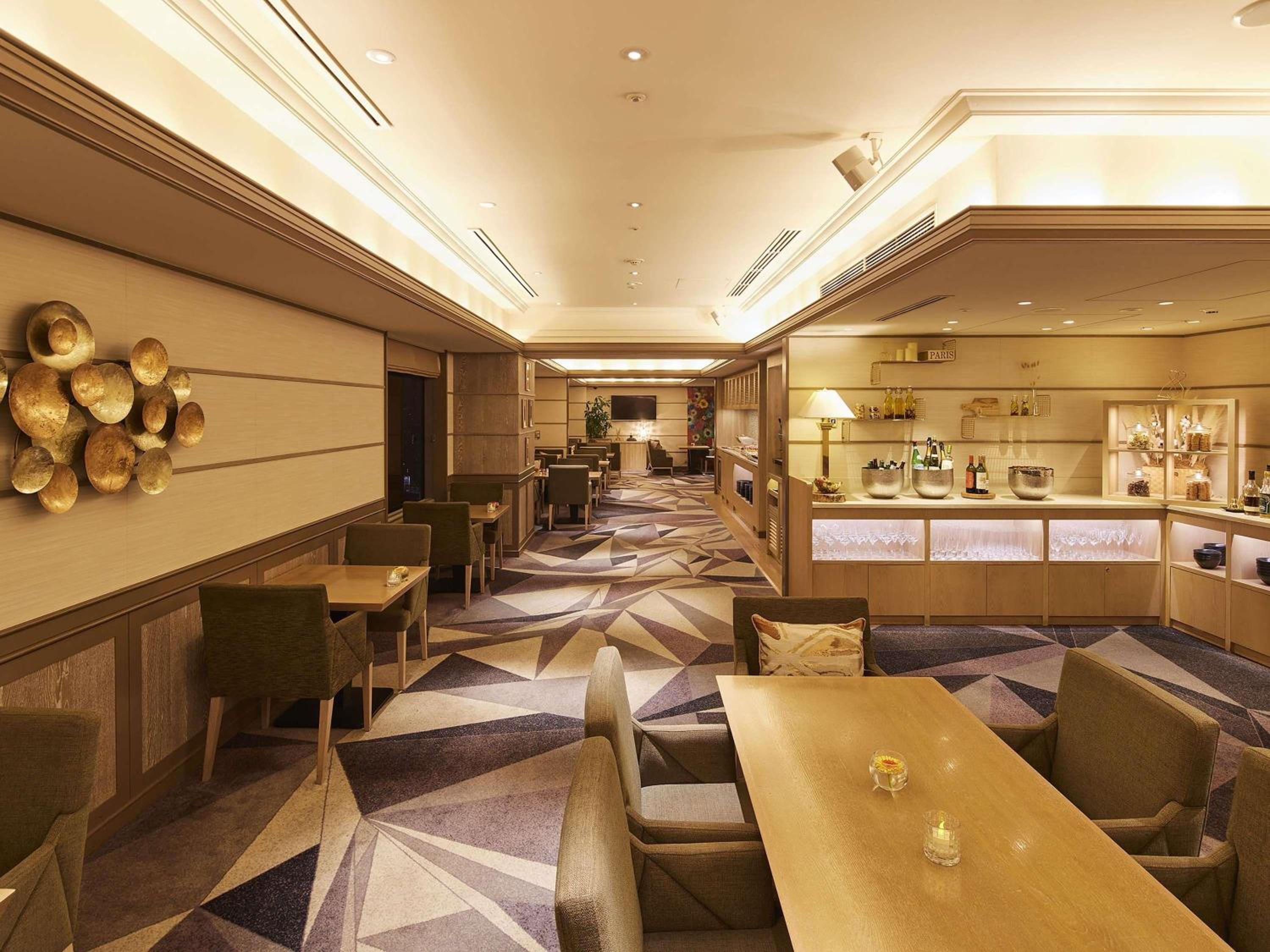 Deluxe King Suite with Lounge Access - Photo 5