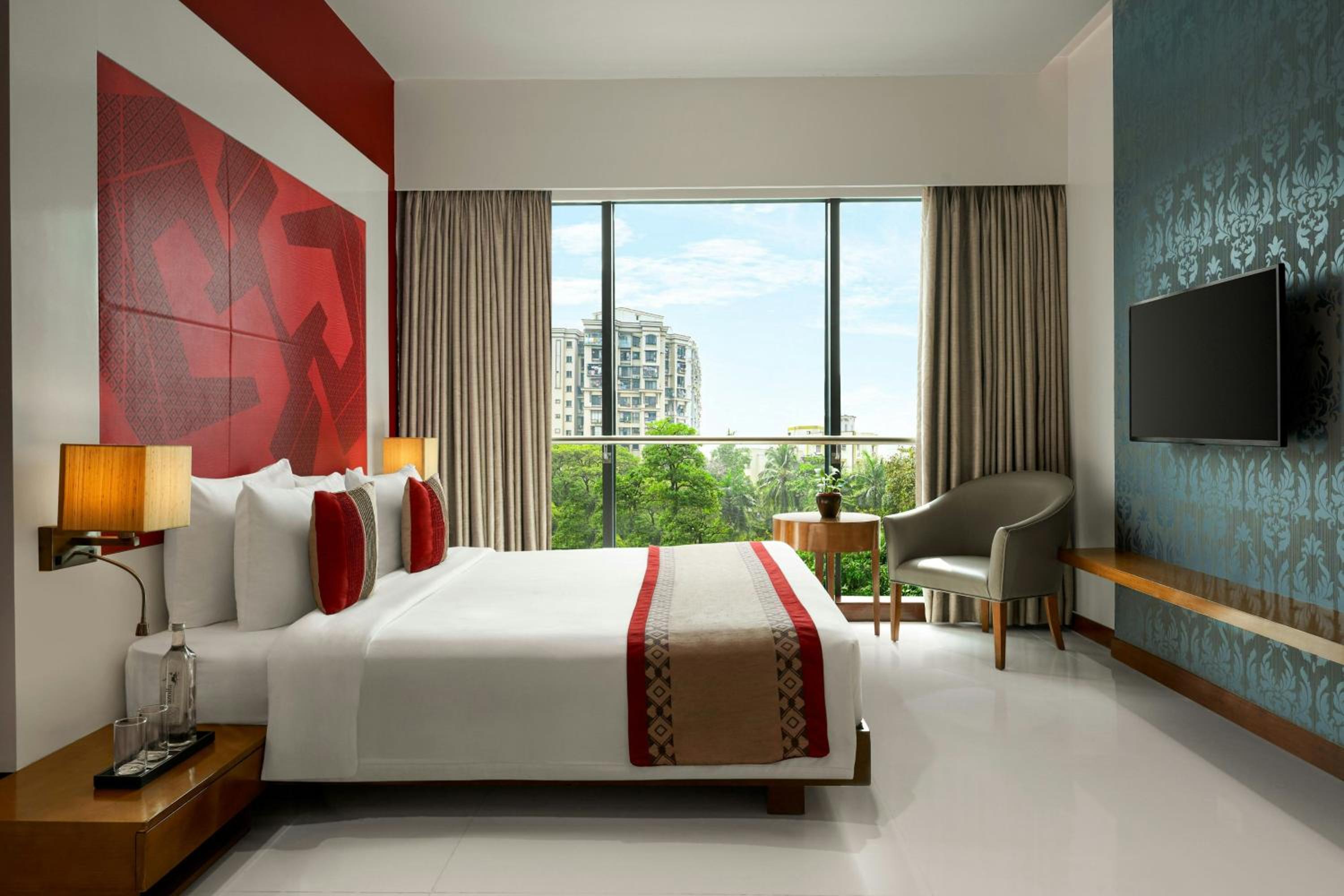 Hazel King Suite with City View - Photo 2