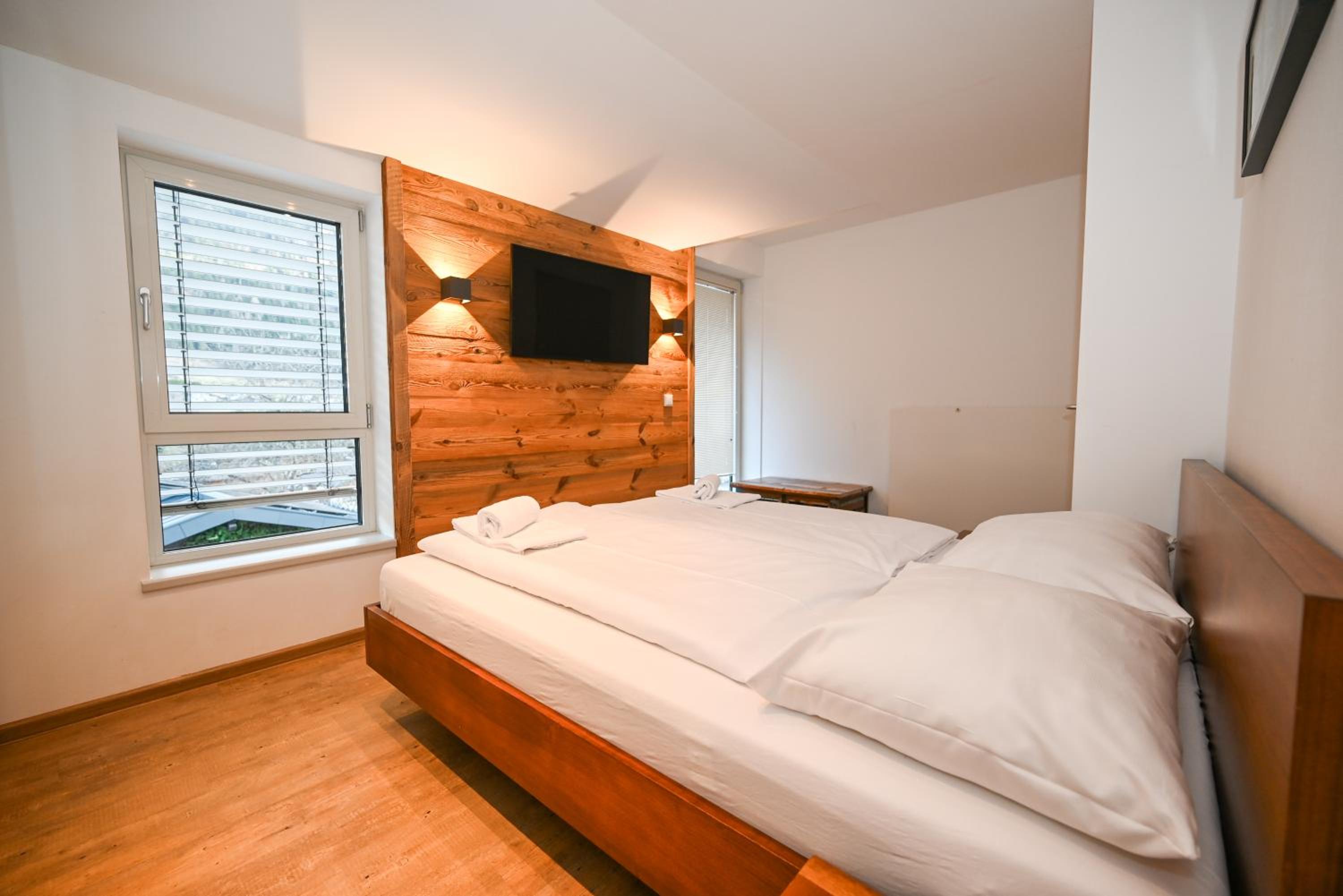 Three-Bedroom Apartment with Balcony photo 1