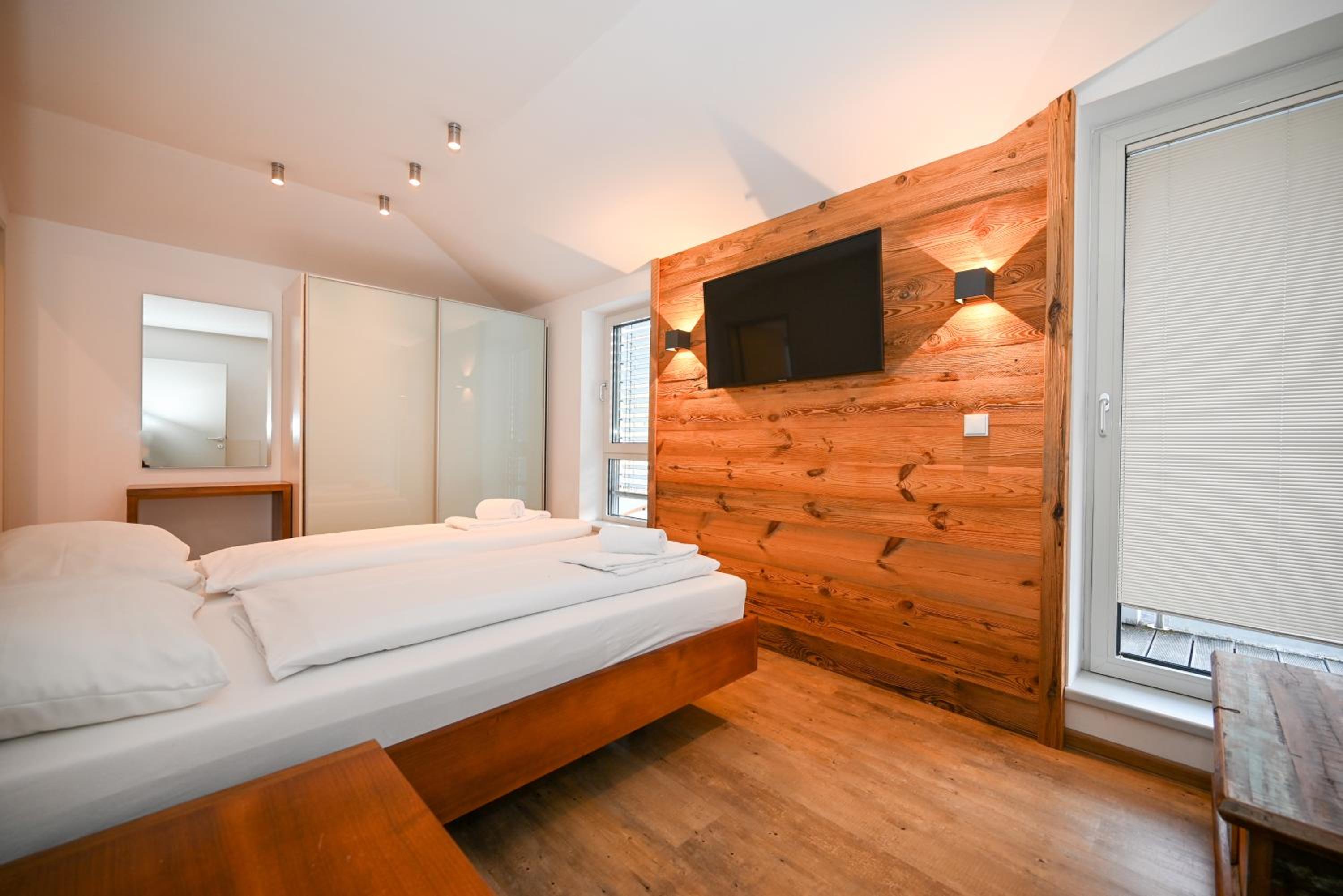 Three-Bedroom Apartment with Balcony photo 2