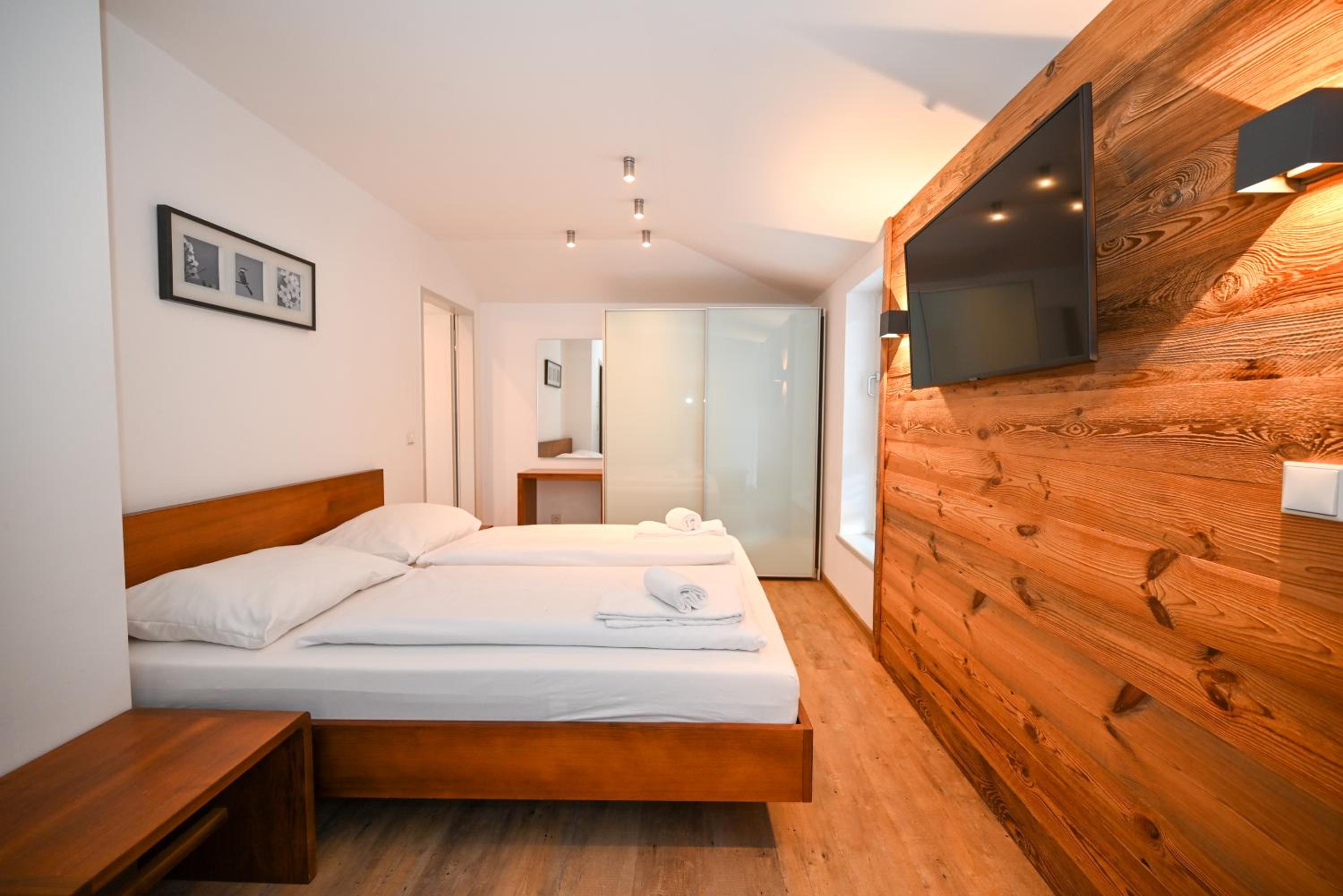 Three-Bedroom Apartment with Balcony photo 3