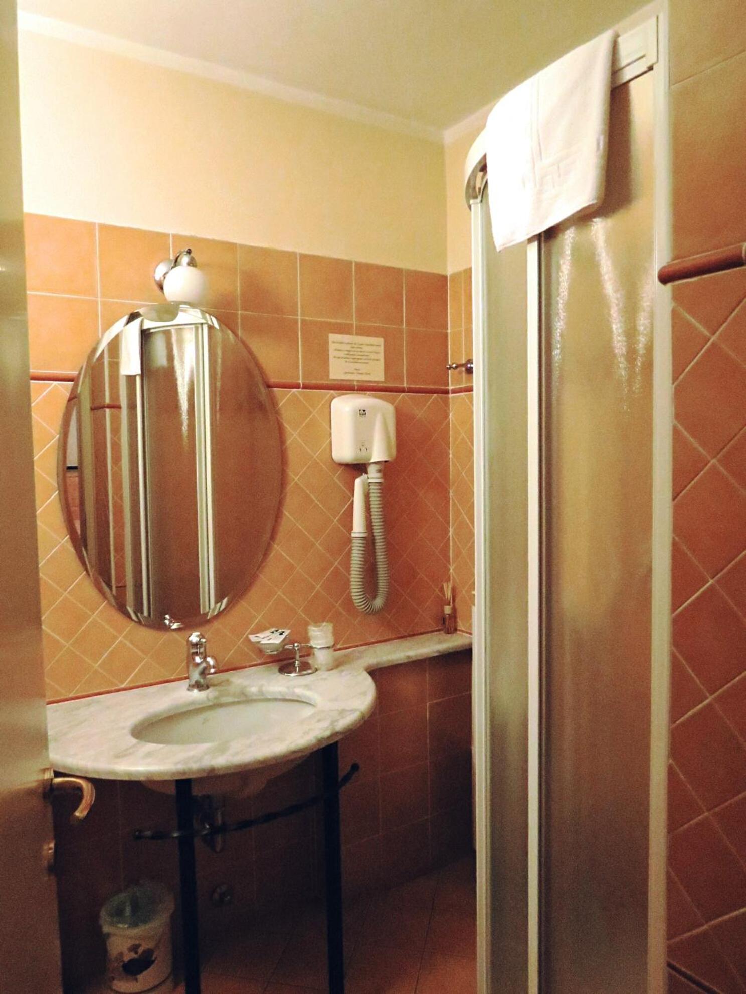Single Room with Private Bathroom photo 2