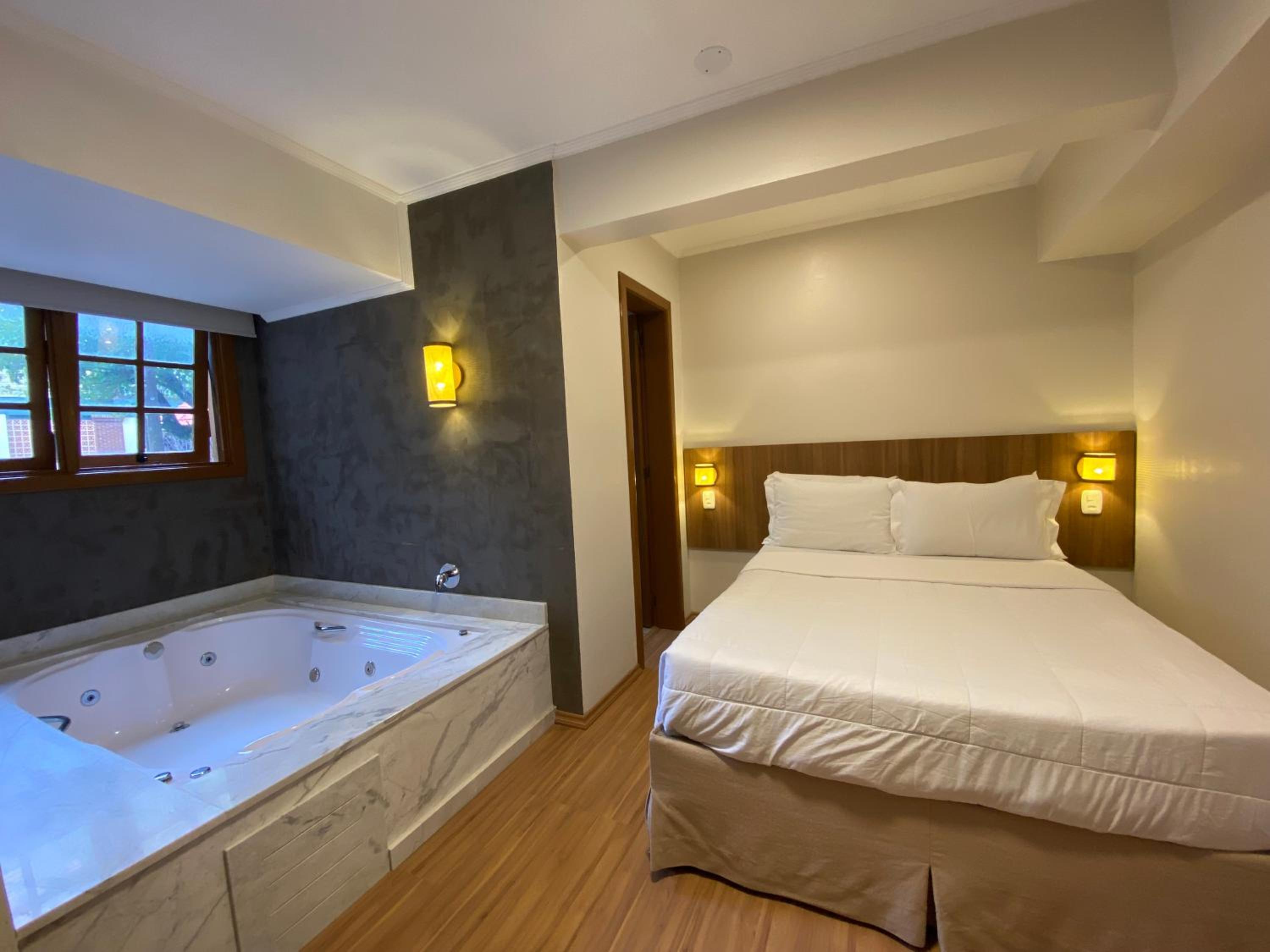 Suite with Hot Tub photo 3