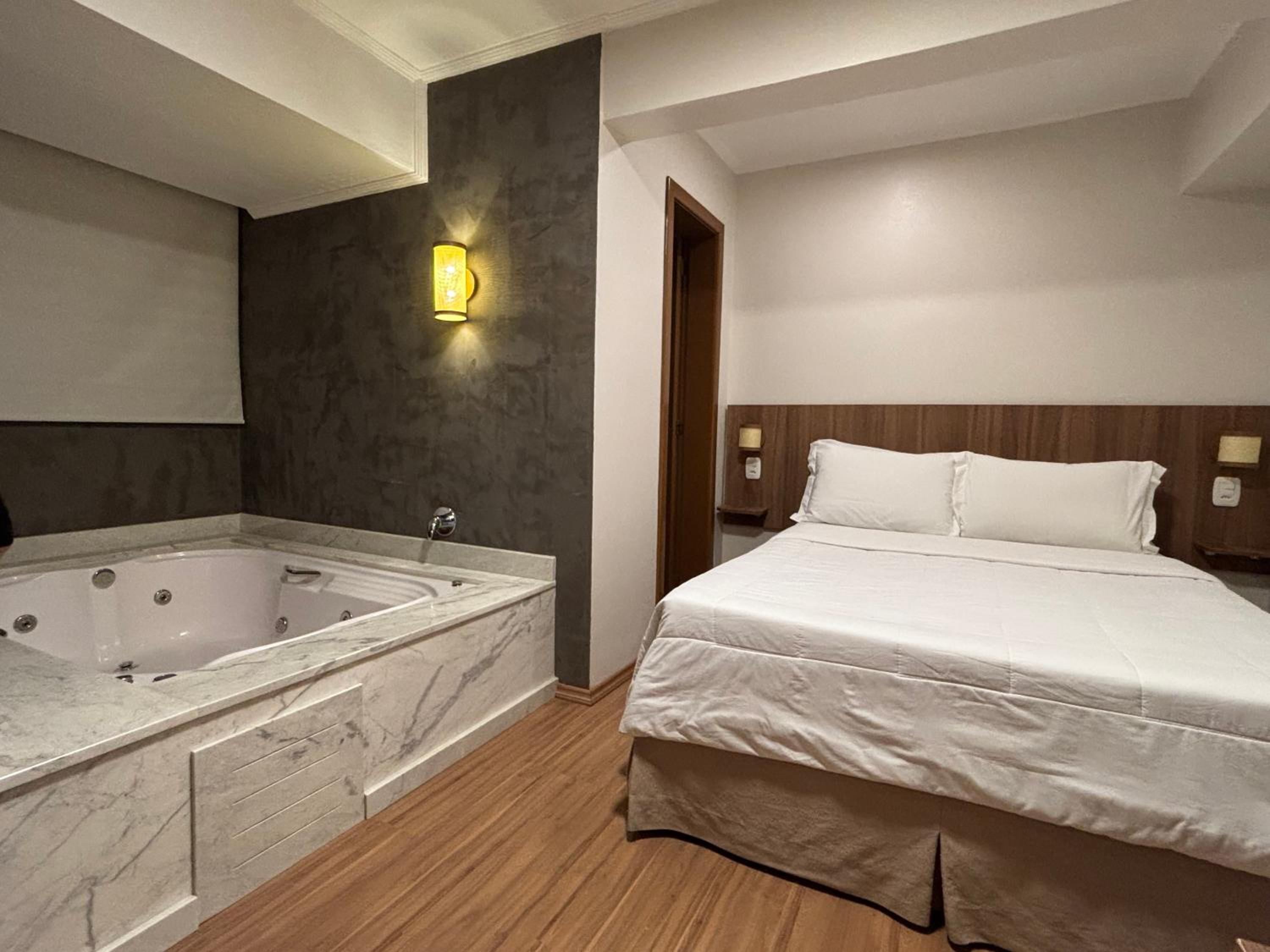 Suite with Hot Tub photo 2