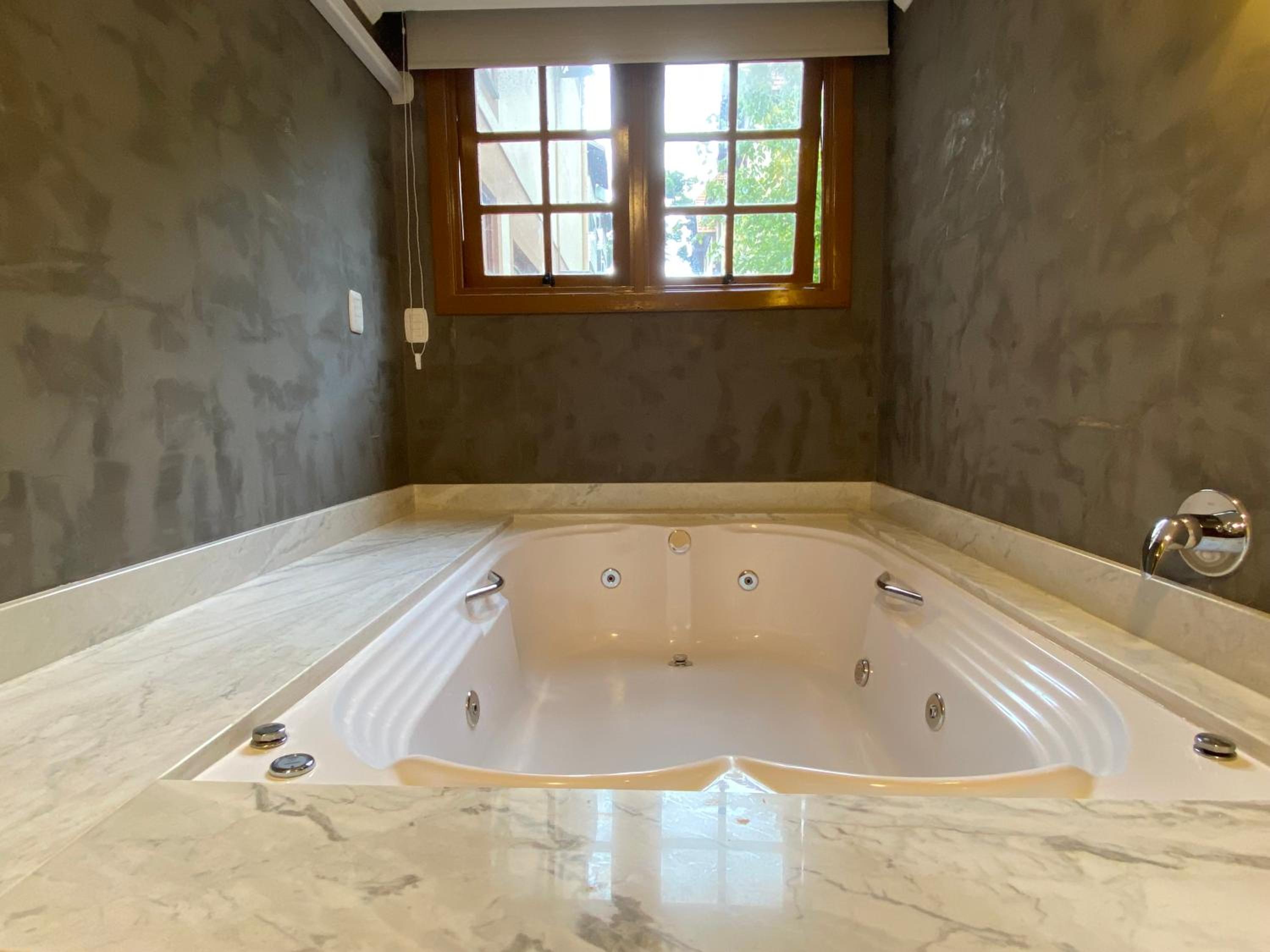 Suite with Hot Tub photo 1