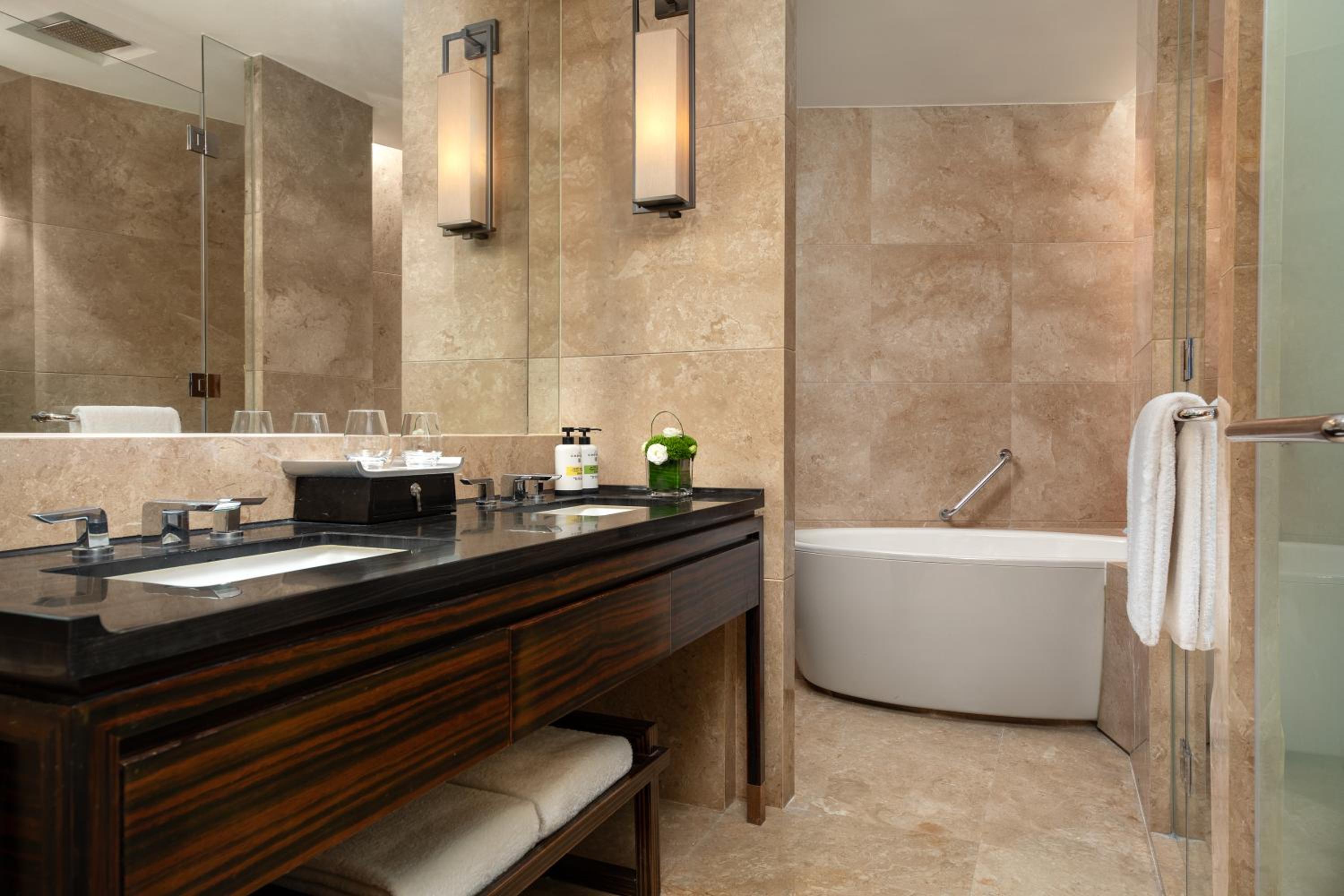 Premium Deluxe Room with King Bed photo 3