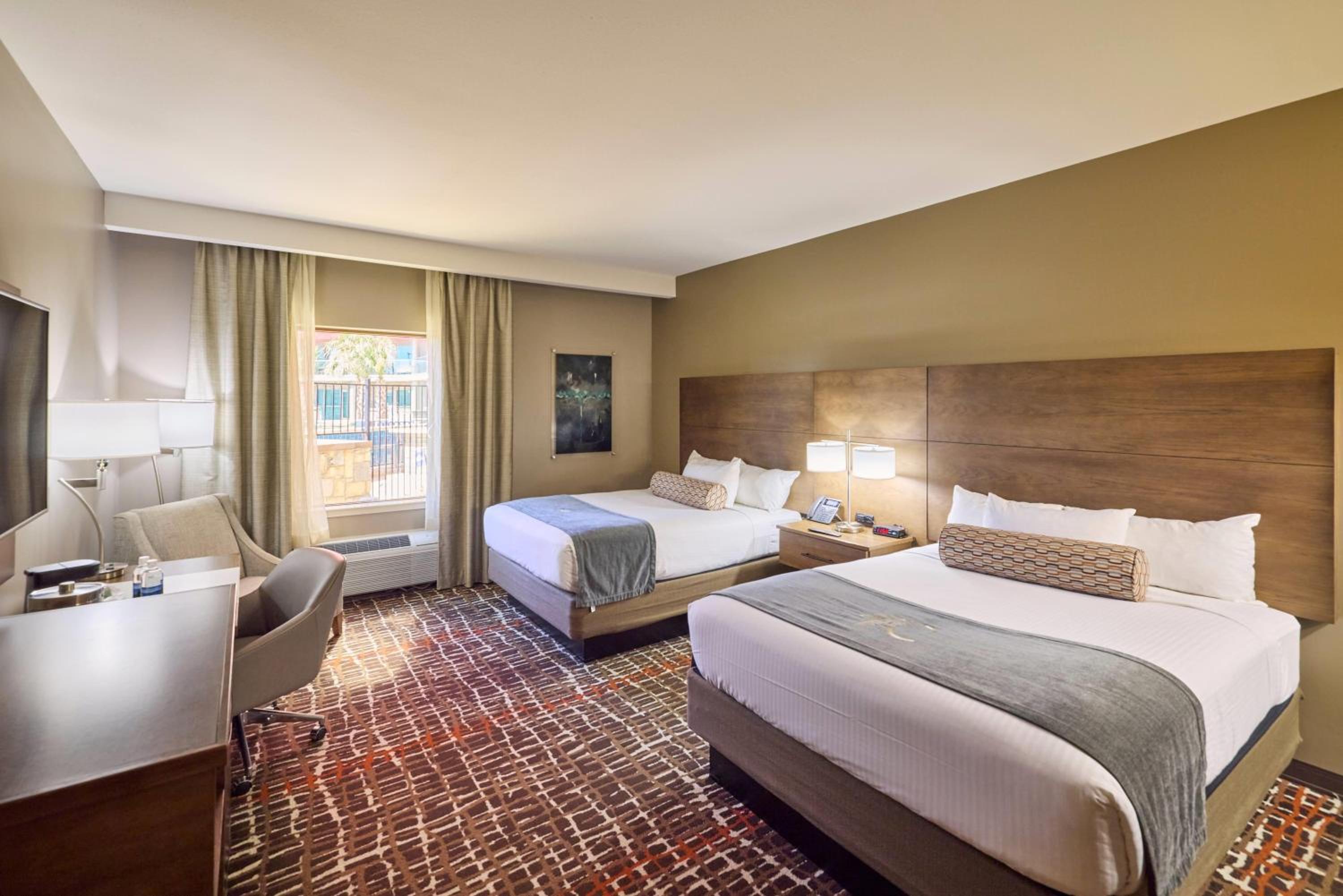 Deluxe Queen Room with Two Queen Beds (East Tower) - Non-Smoking photo 1