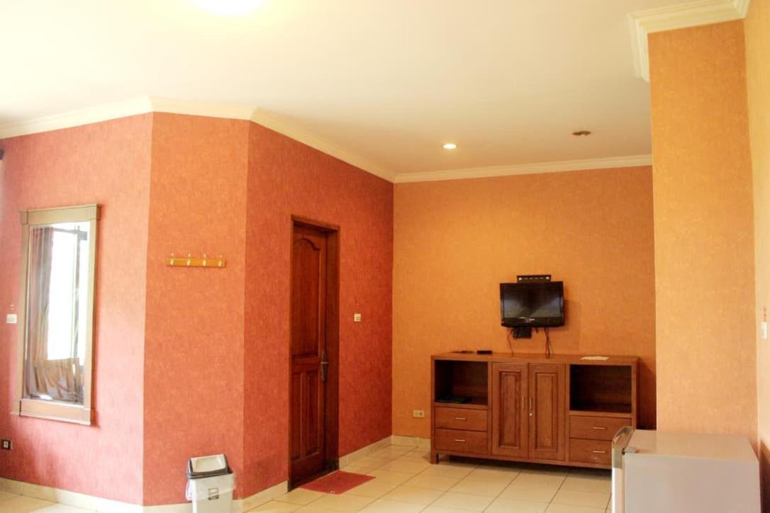 Family Room - Photo 3