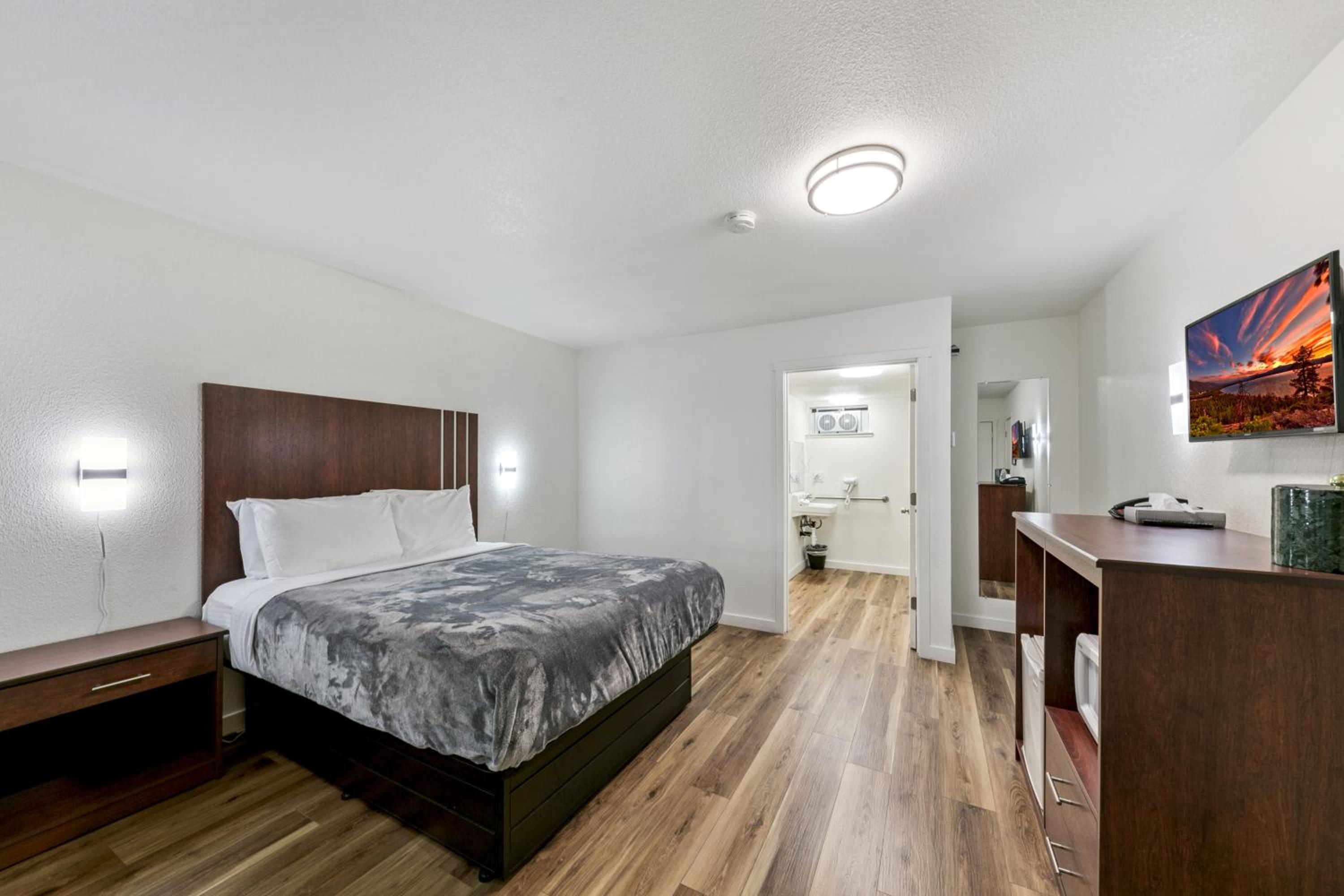 Queen Room - Disability Access - Photo 1