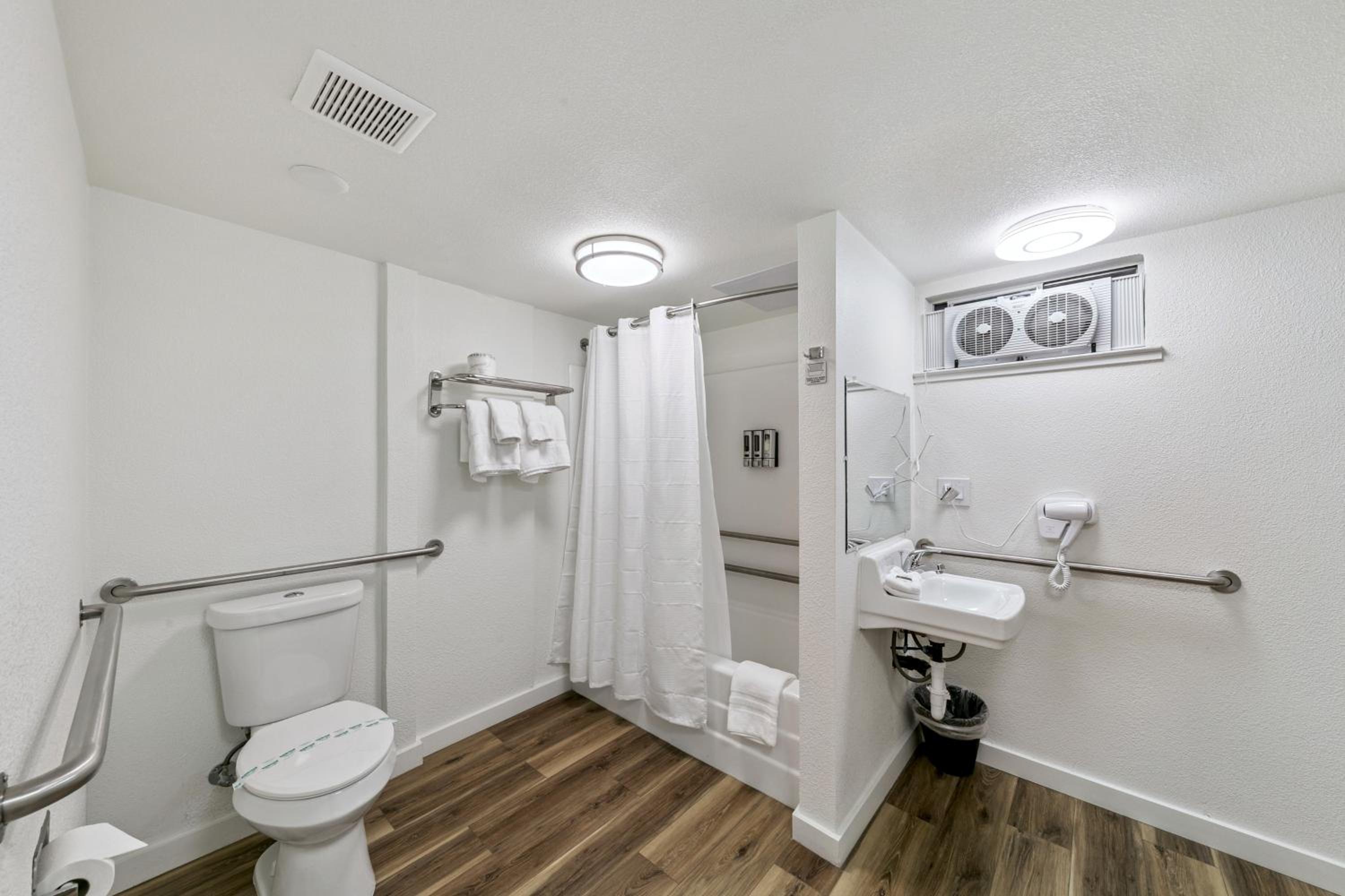 Queen Room - Disability Access - Photo 2
