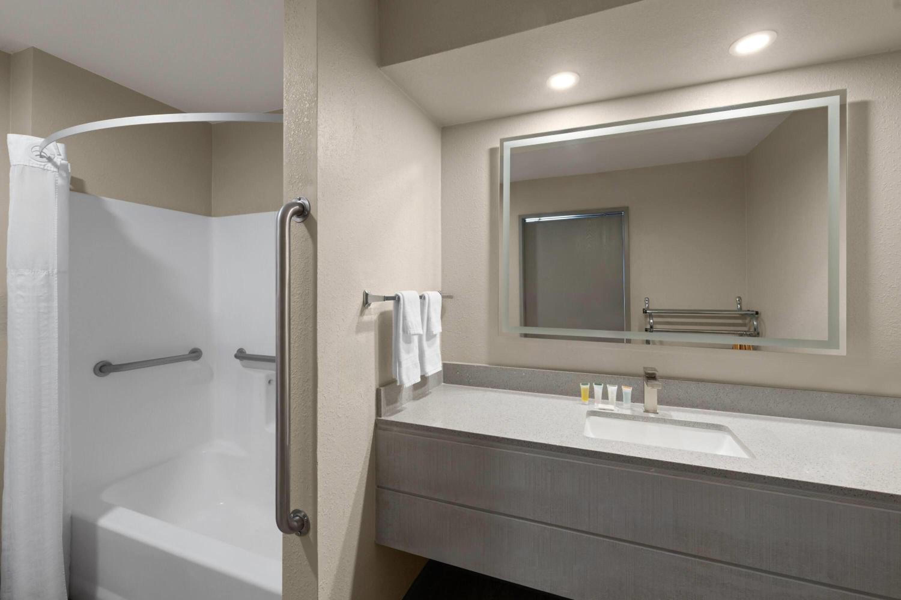 King Room with Bath Tub - Mobility Accessible/Non-Smoking