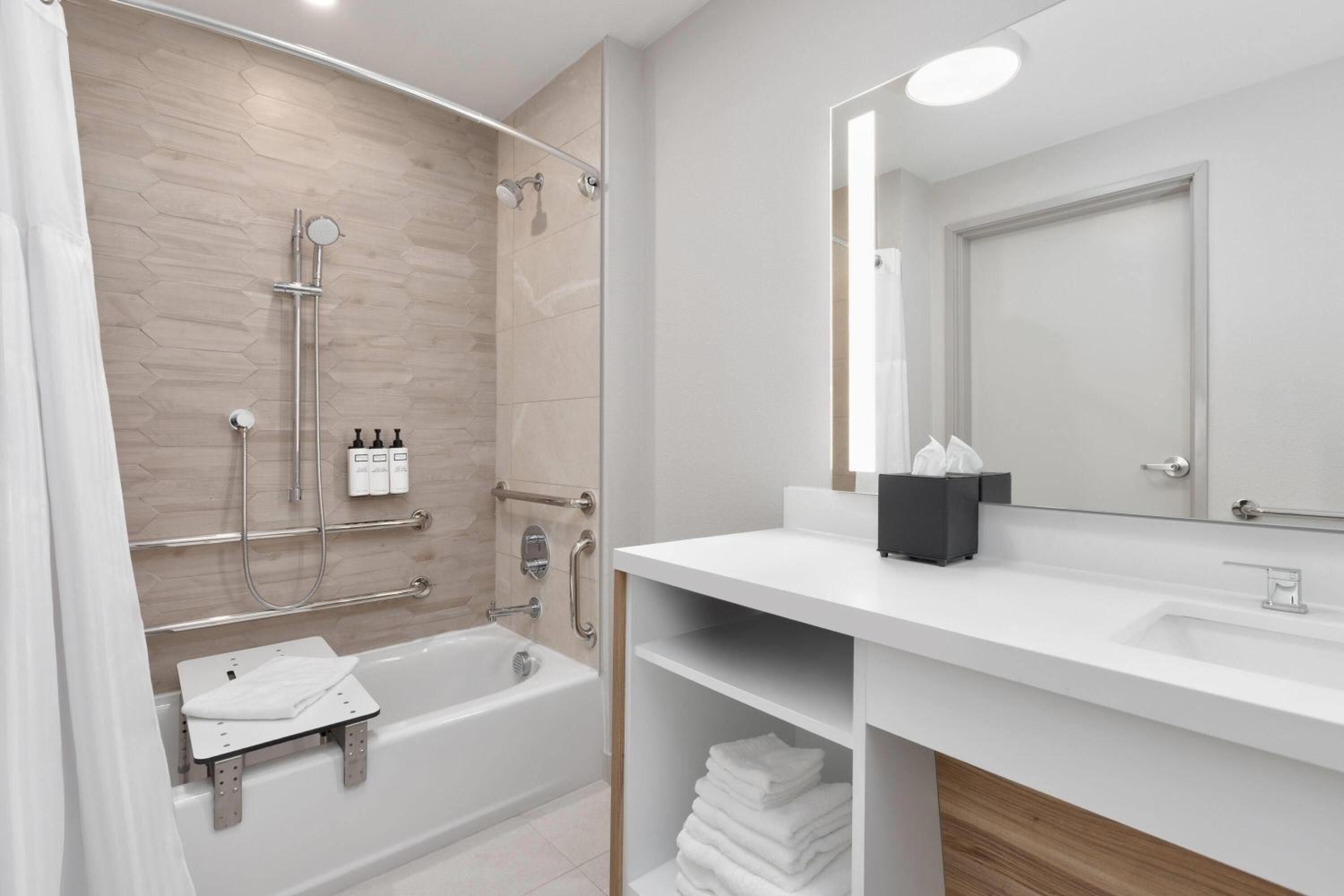 Queen Room with Two Queen Beds and Bath Tub - Mobility Accessible/Non-Smoking