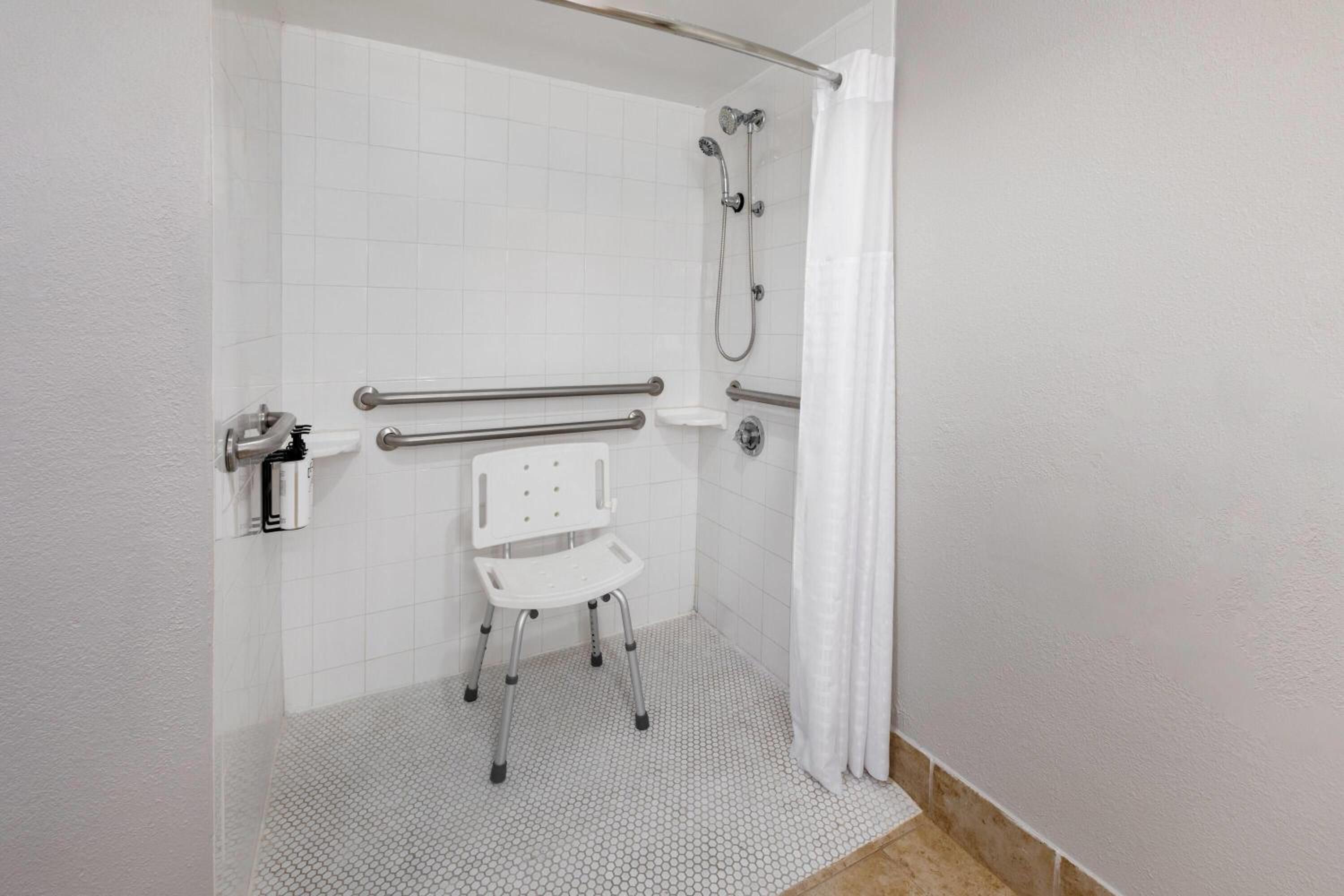 King Room with Bath Tub - Mobility Accessible/Non-Smoking photo 3