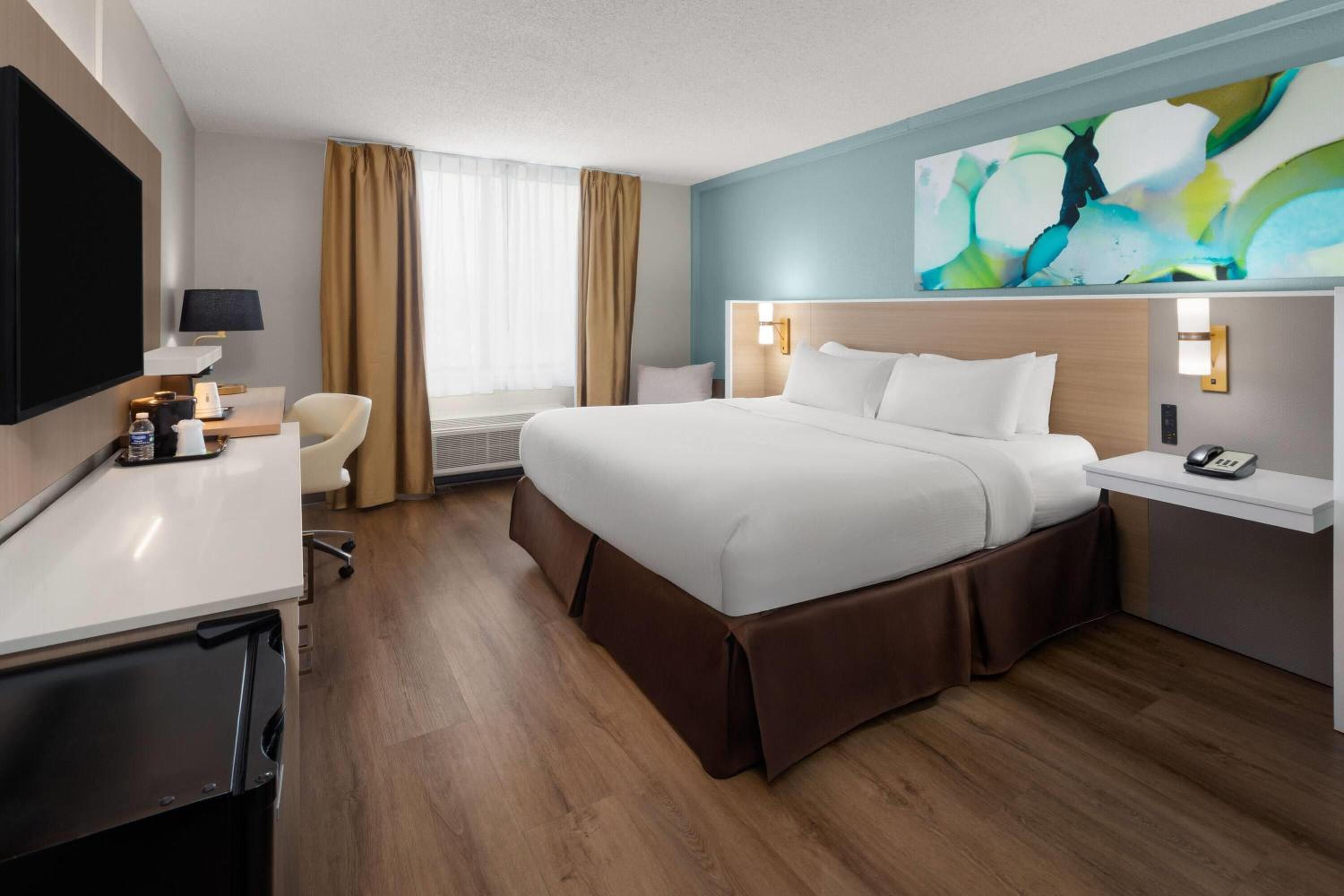 King Room with Roll-in Shower - Mobility Access/Non-Smoking photo 3
