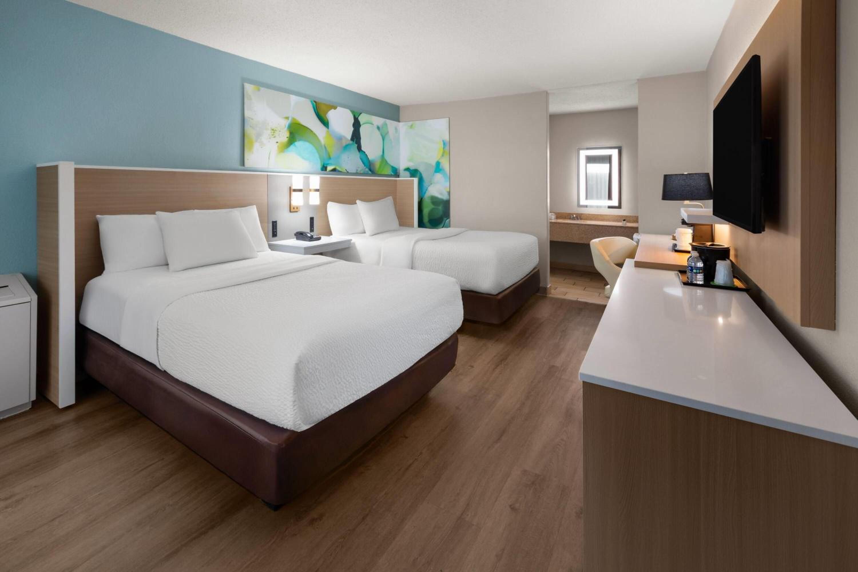 Queen Room with Two Queen Beds - Non-Smoking - Photo 1