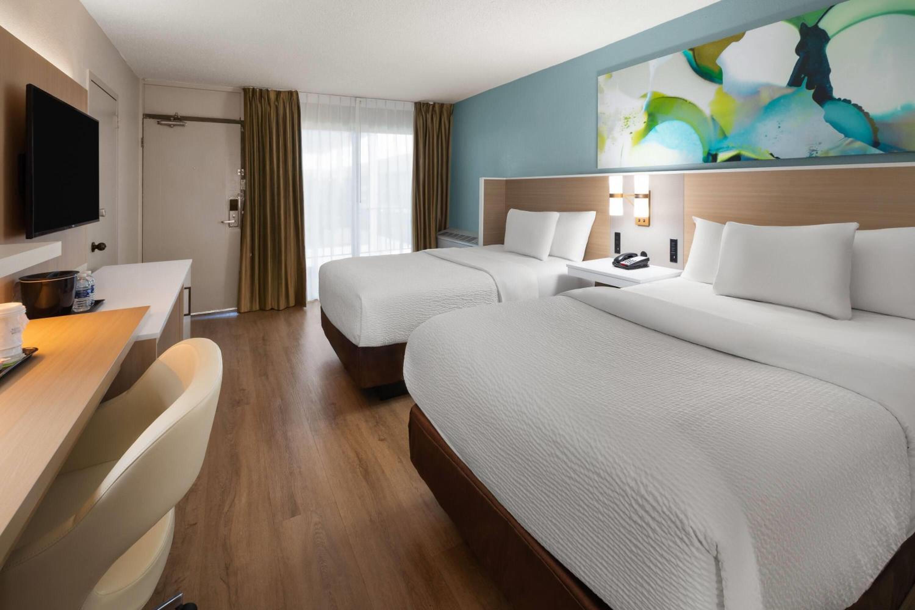 Queen Room with Two Queen Beds - Non-Smoking - Photo 2