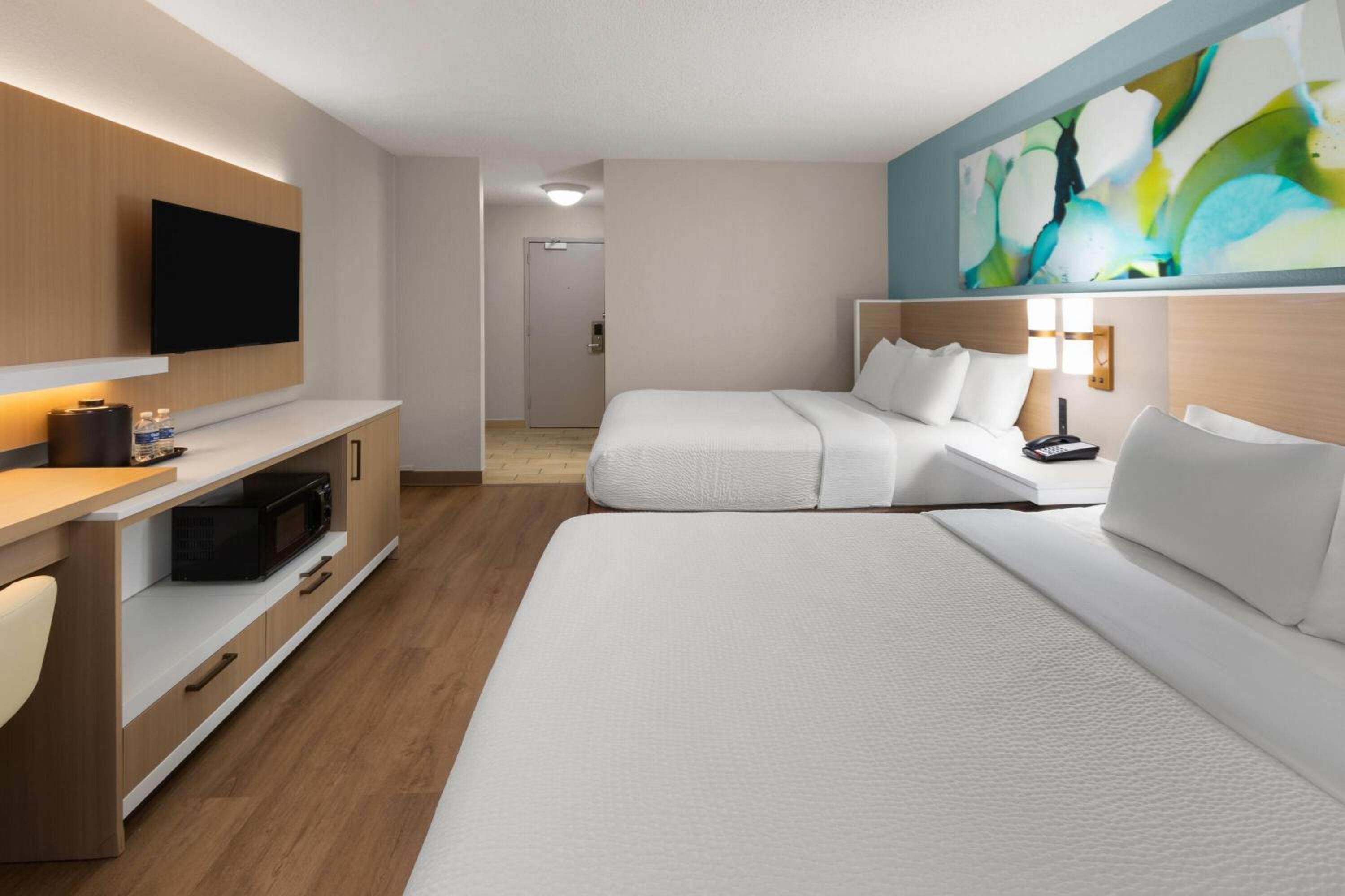 Queen Room with Two Queen Beds - Non-Smoking - Photo 4