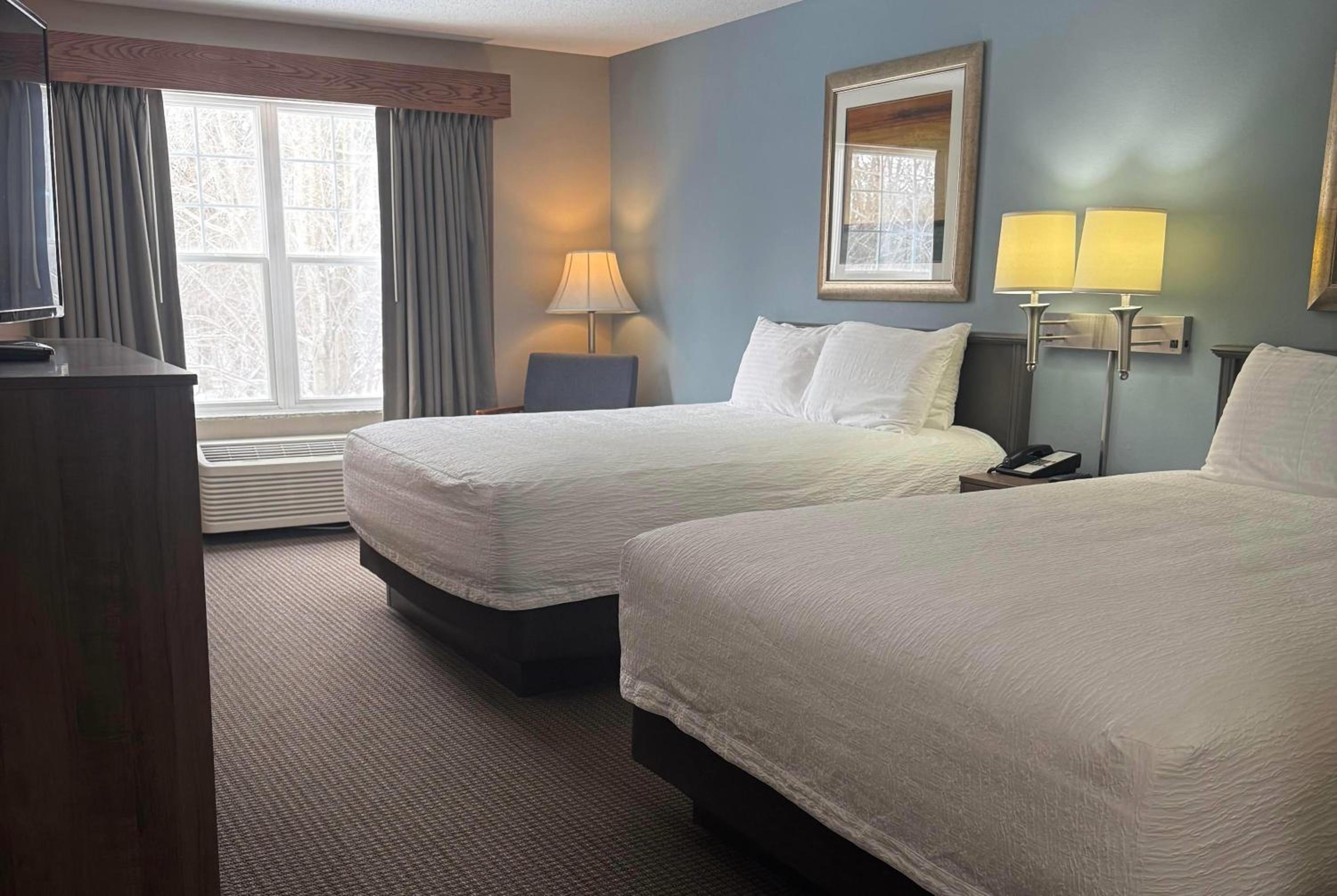 Queen Room with Two Queen Beds - Non-Smoking - Photo 1