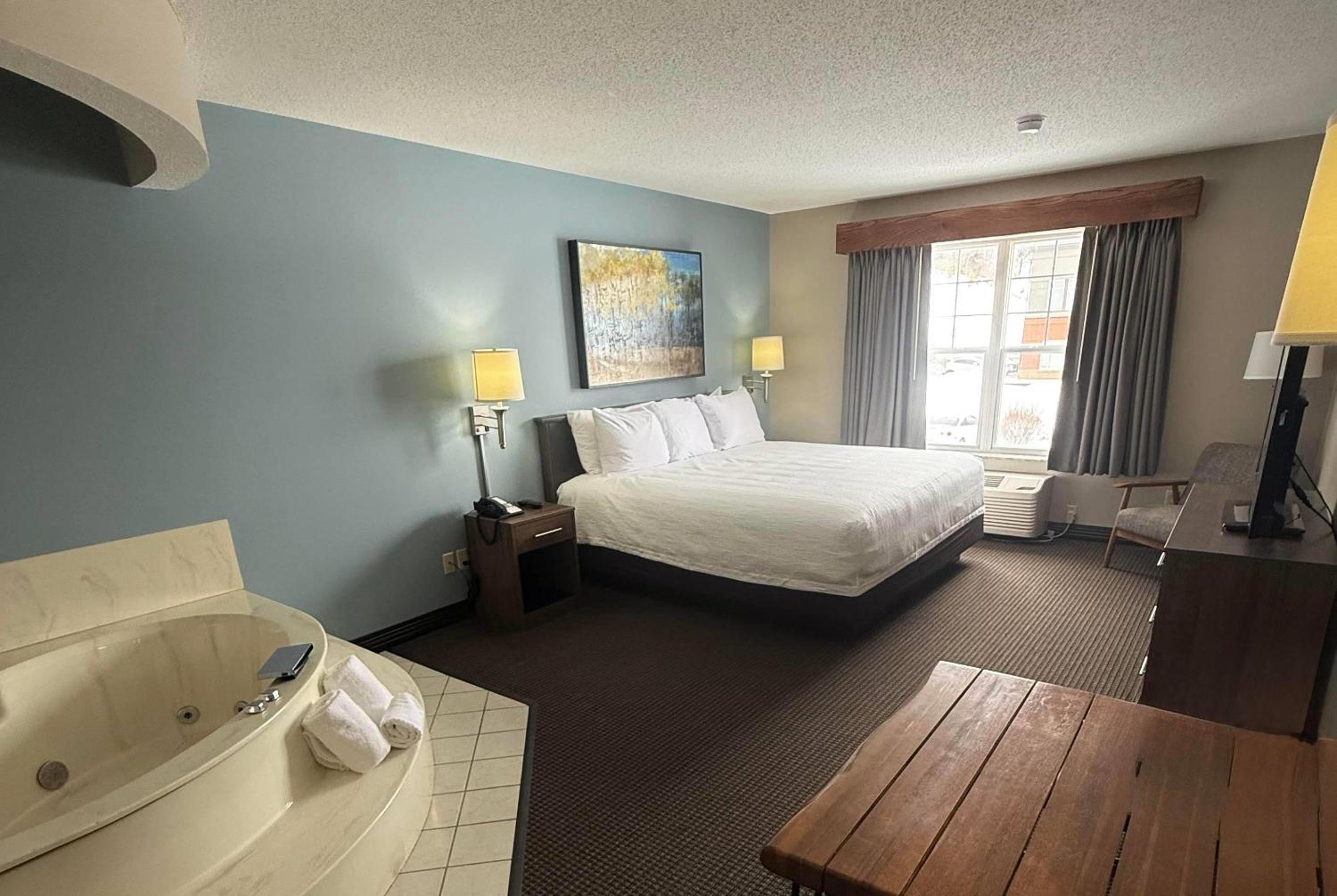 Deluxe King Suite - Non-Smoking - Photo 2